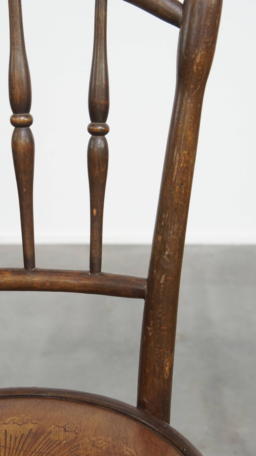photo furniture Charming, Very Elegant Bistro Chair In The Style Of Thonet With Beautiful Carvings In The Seat.