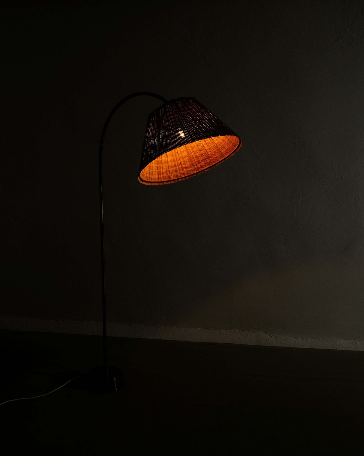 Finnish Mid Century Floor Lamp With Straw Shade And Patinated Brass Attributed To Paavo Tynell, 1940s photo 9250.0