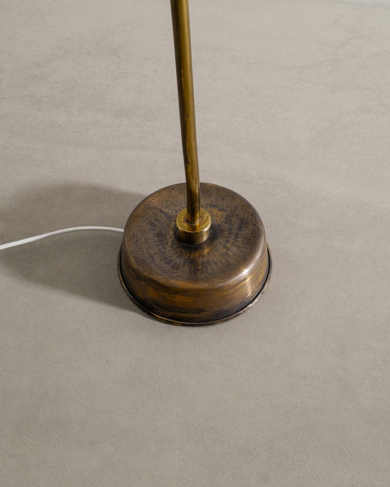 Finnish Mid Century Floor Lamp With Straw Shade And Patinated Brass Attributed To Paavo Tynell, 1940s photo vinterior