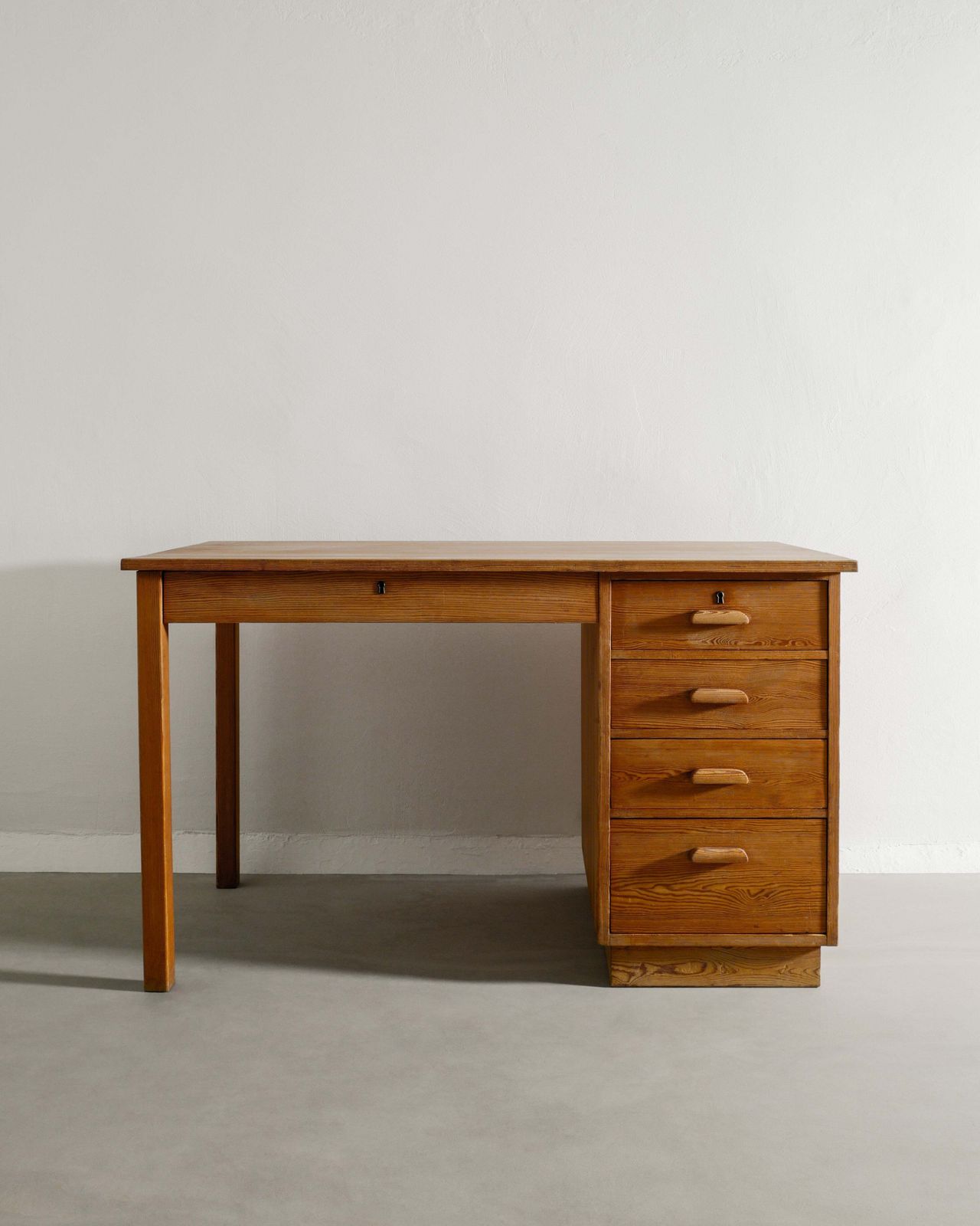 Swedish Mid Century Wooden Pine Desk By Axel Einar Hjorth For Nordiska Kompaniet Sweden, 1930s