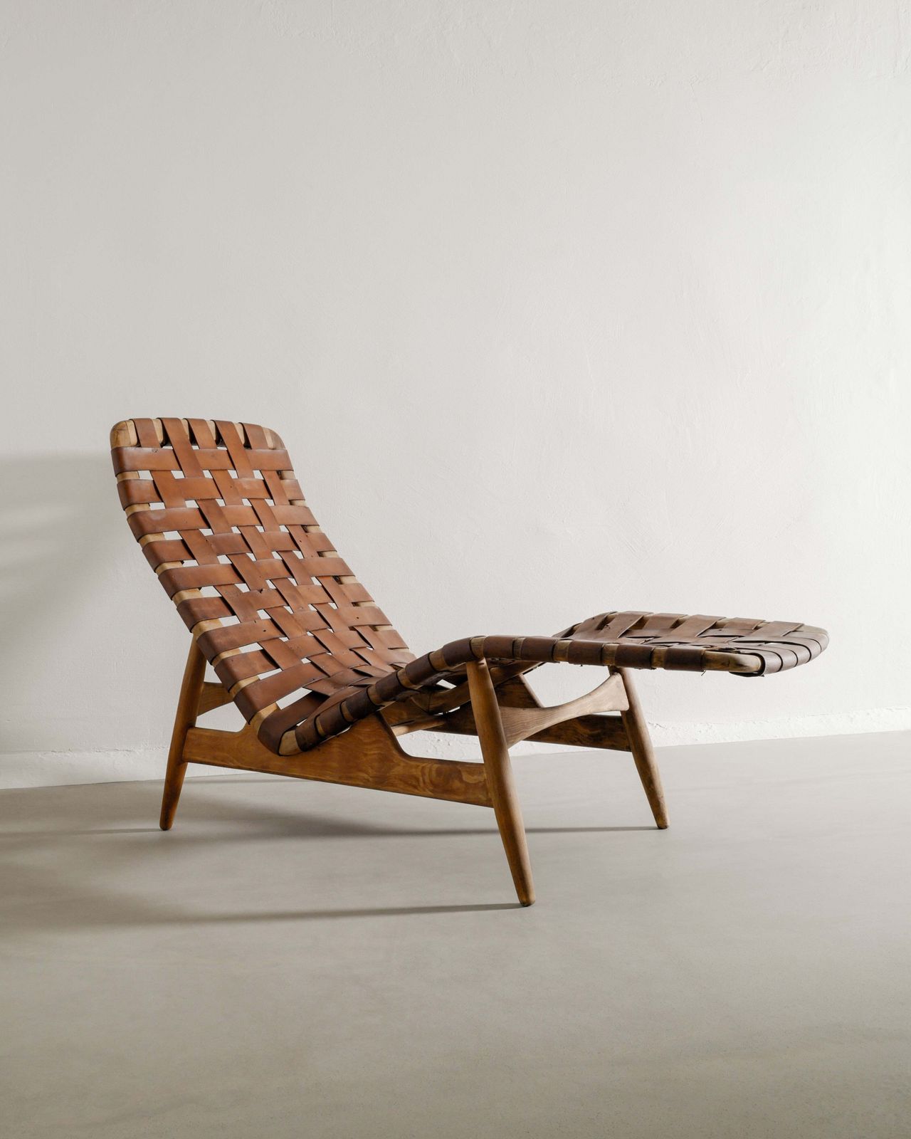 Danish Mid Century Modern Wooden Chaise Lounge Chair In Beech & Patinated Leather By Arne Vodder, 1950s