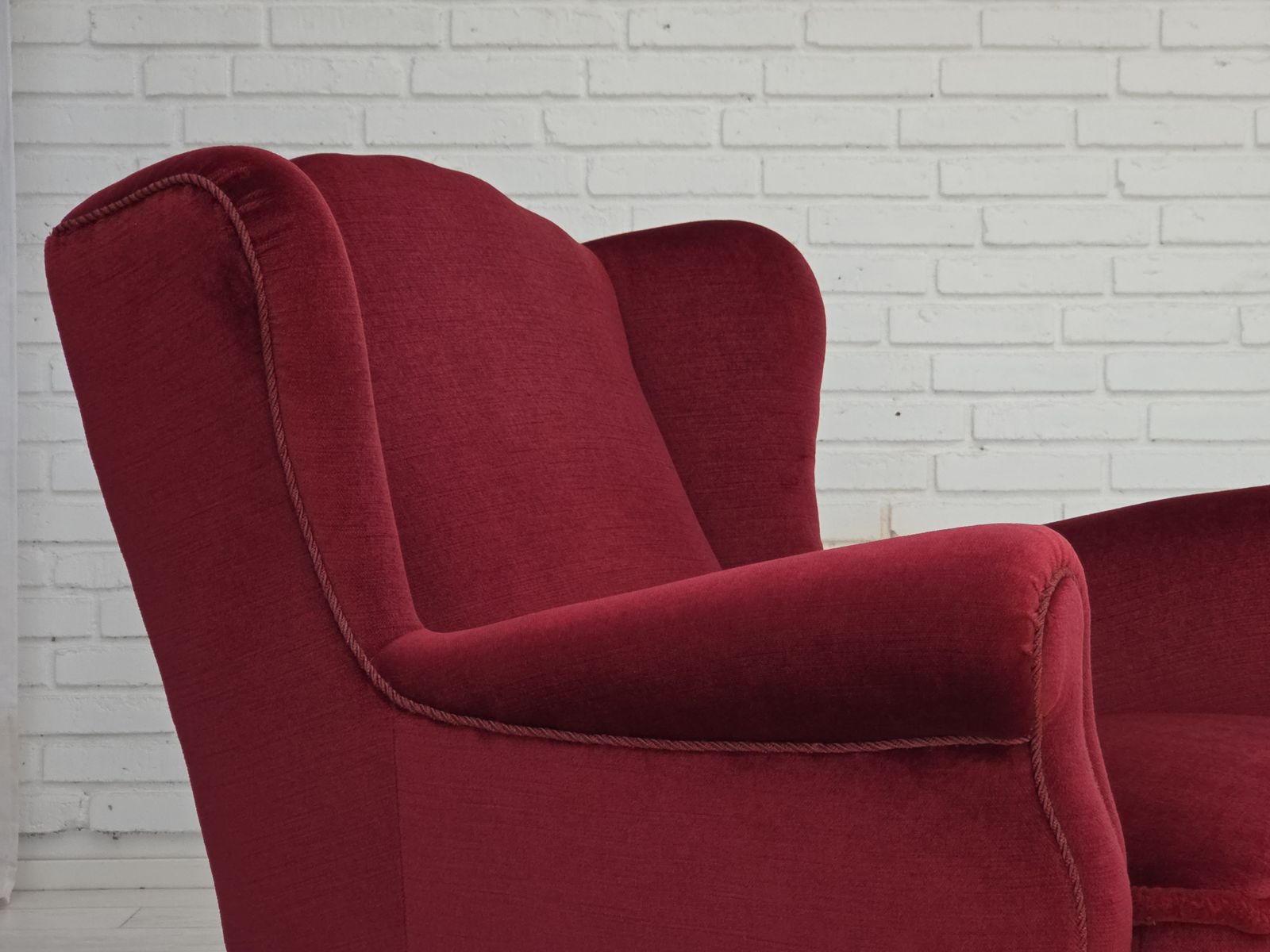 photo buy Ca. Jaren 1960, Deense Fauteuil, Rood Meubelvelours, Beukenhouten Poten.