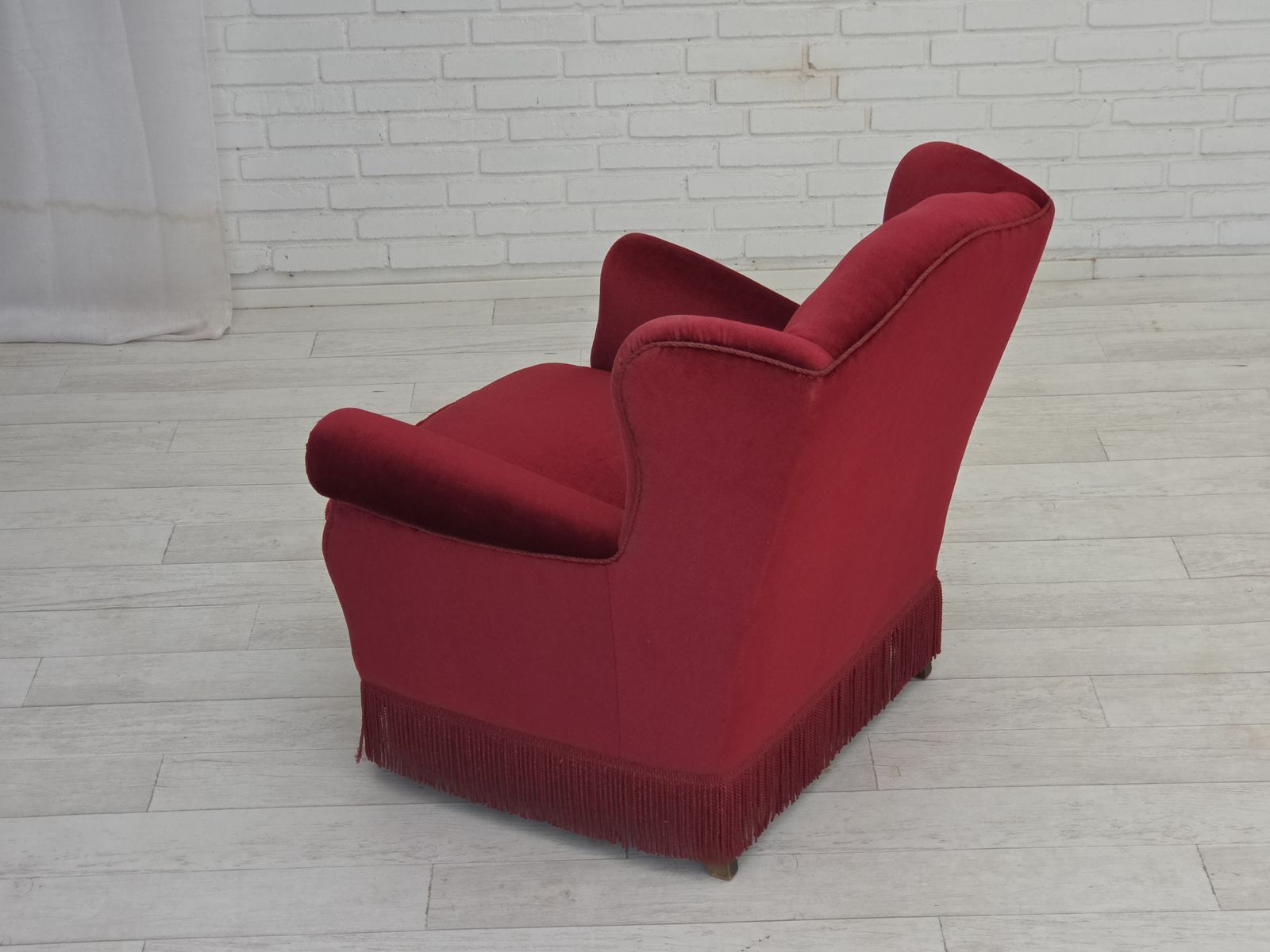 photo vintage Ca. Jaren 1960, Deense Fauteuil, Rood Meubelvelours, Beukenhouten Poten.