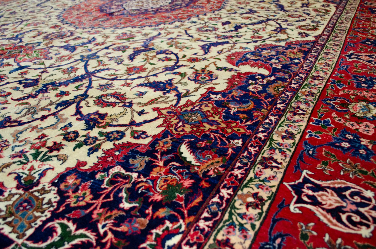Antique Isfehan Carpet 378x262cm photo furniture