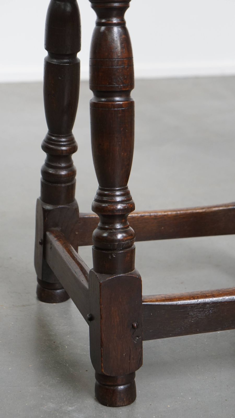 photo furniture Charming And Timeless Antique English Stool/Joint Stool/Side Table From The 18th Century With Elegant Legs