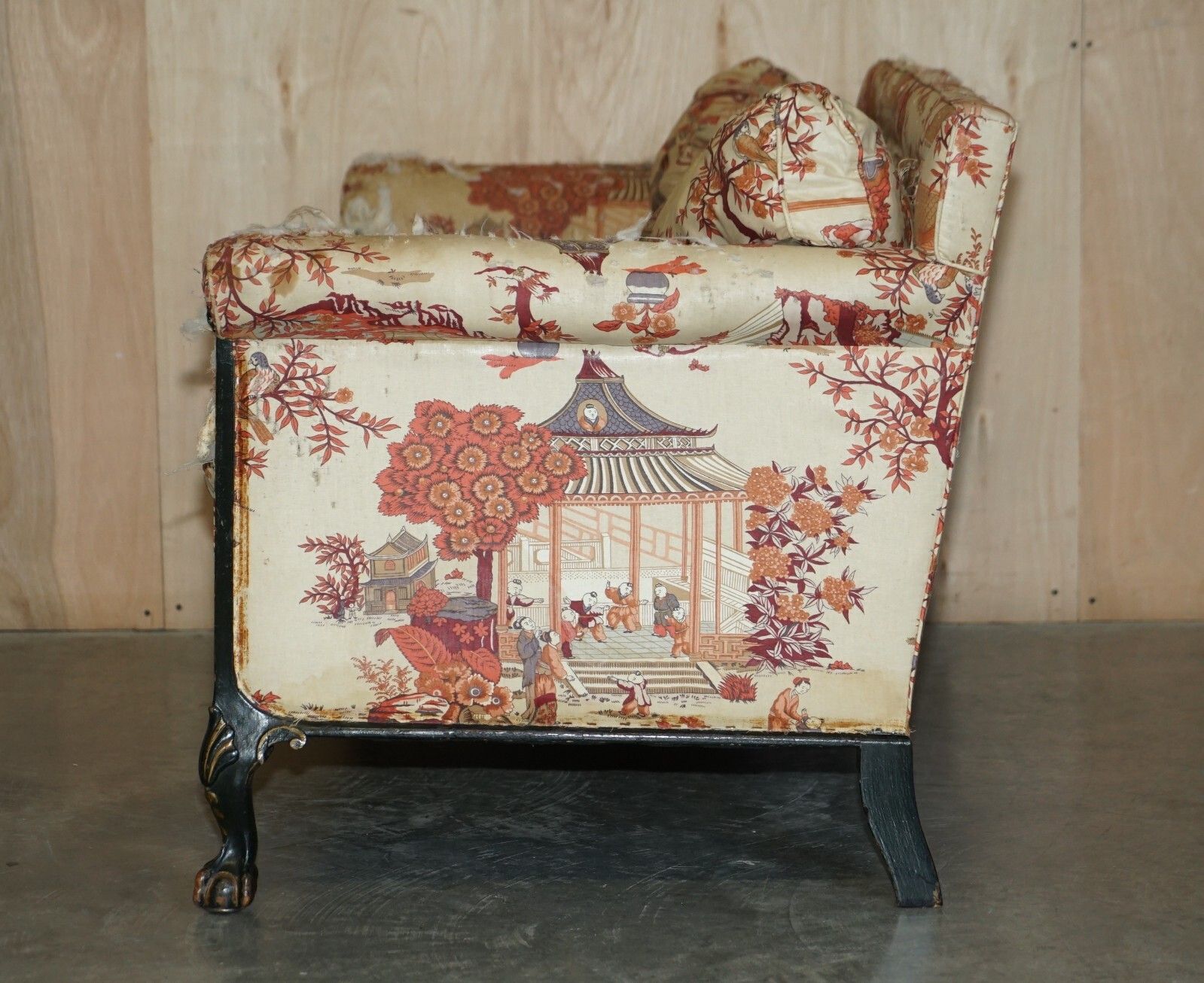 Furniture Antique Howard & Sons Aesthetic Movement Sofa Claw & Ball Feet Chinoiserie Fabic photo