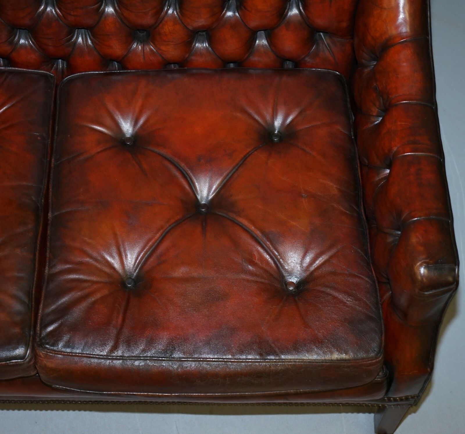 135cm Wide Circa 1900 Fully Restored Whisky Brown Leather Lutyen's Viceroy Sofa photo vinterior