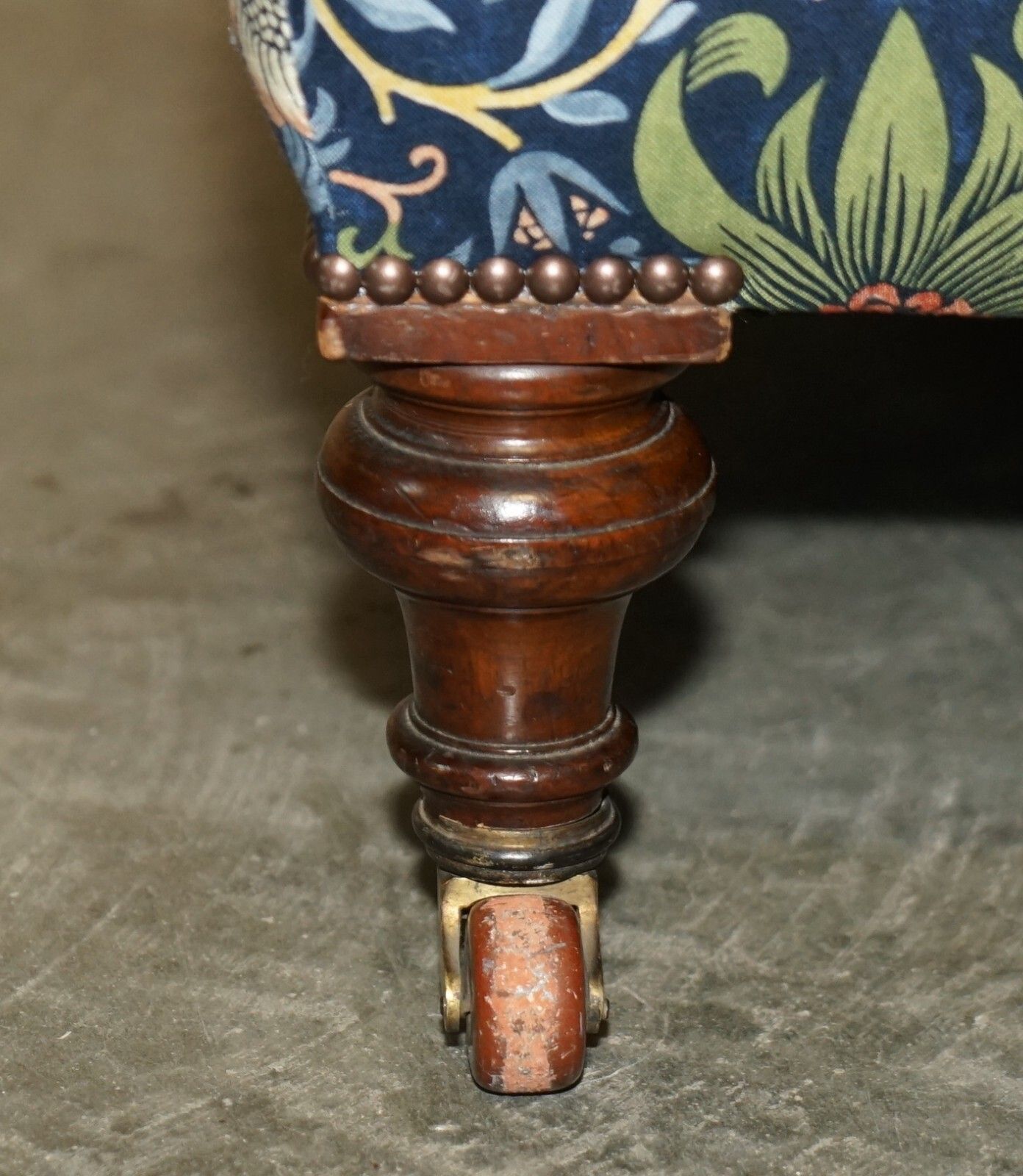 photo furniture Antique Howard & Sons Bridgewater Armchair William Morris Strawberry Thief