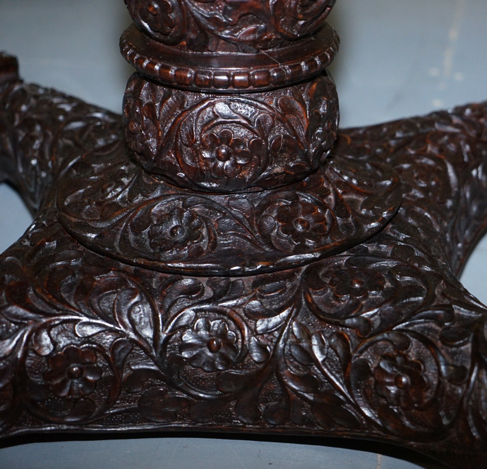 photo furniture Rare 19th Cenutry Anglo Indian Padauk Table Hand Carved Rosewood Lions & Flowers