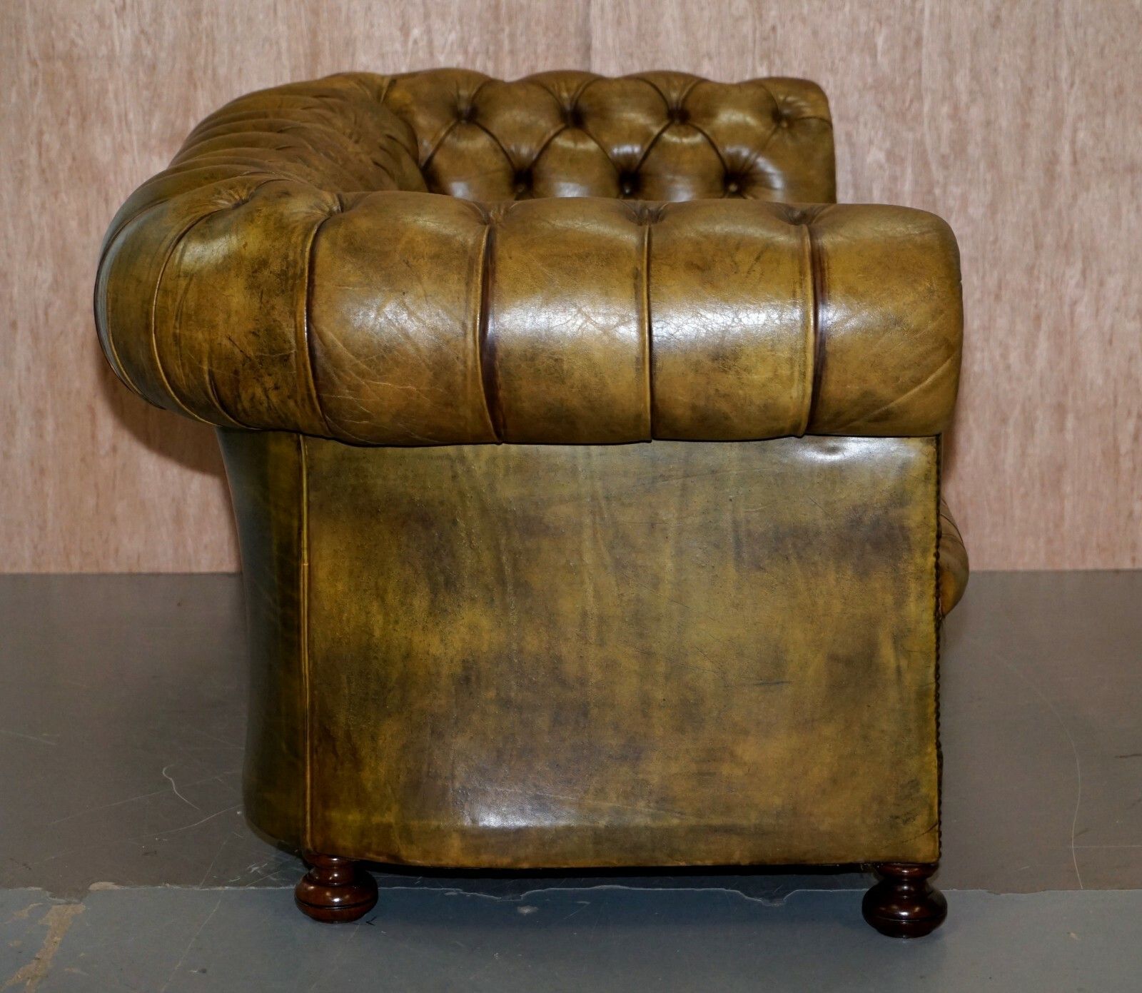 photo furniture Victorian Horse Hair Green Hand Dyed Leather Chesterfield Fully Button Base Sofa