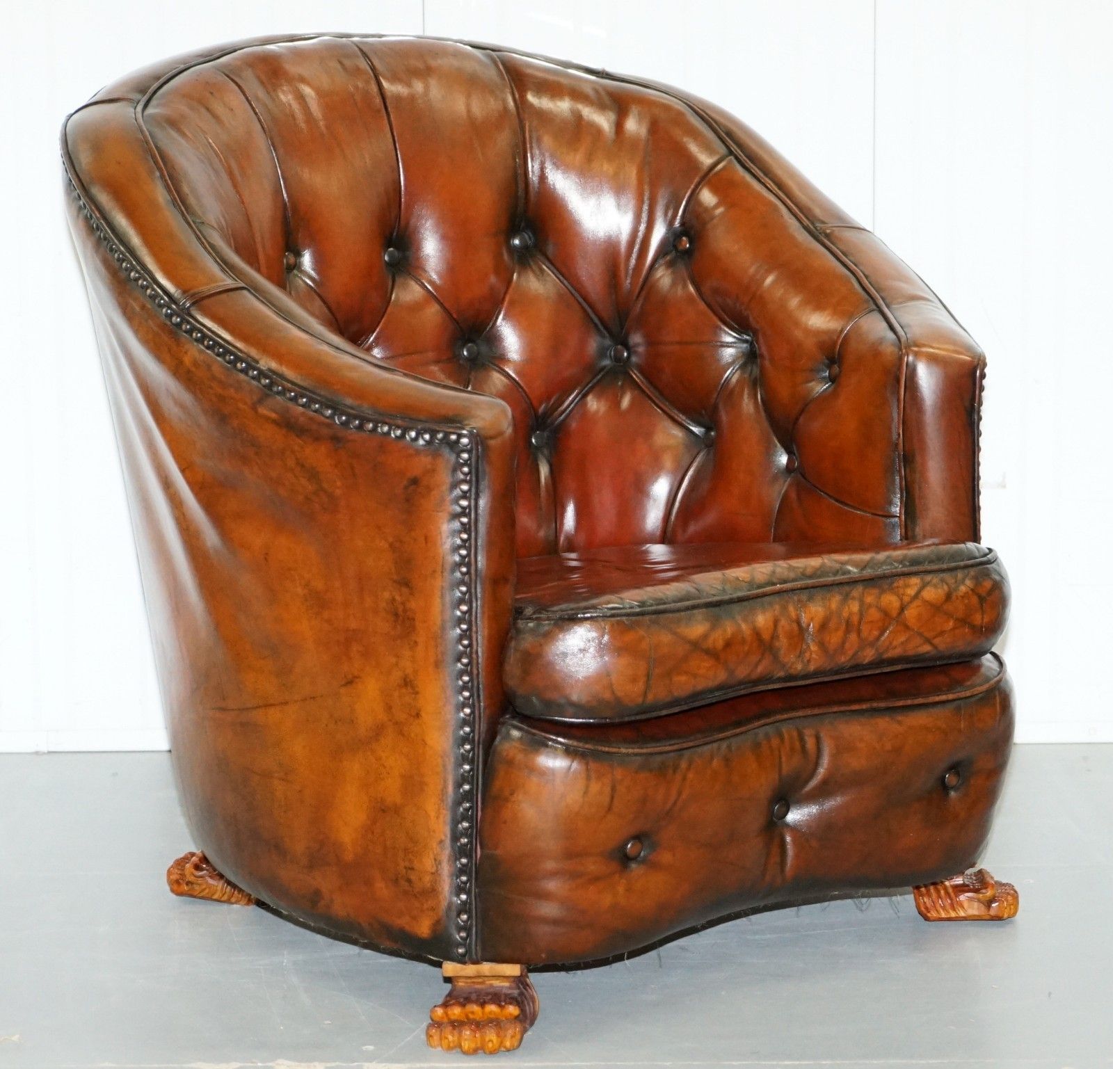 photo furniture Brown Leather Curved Back Chesterfield Suite Sofa Armchairs Lion Hairy Paw Feet