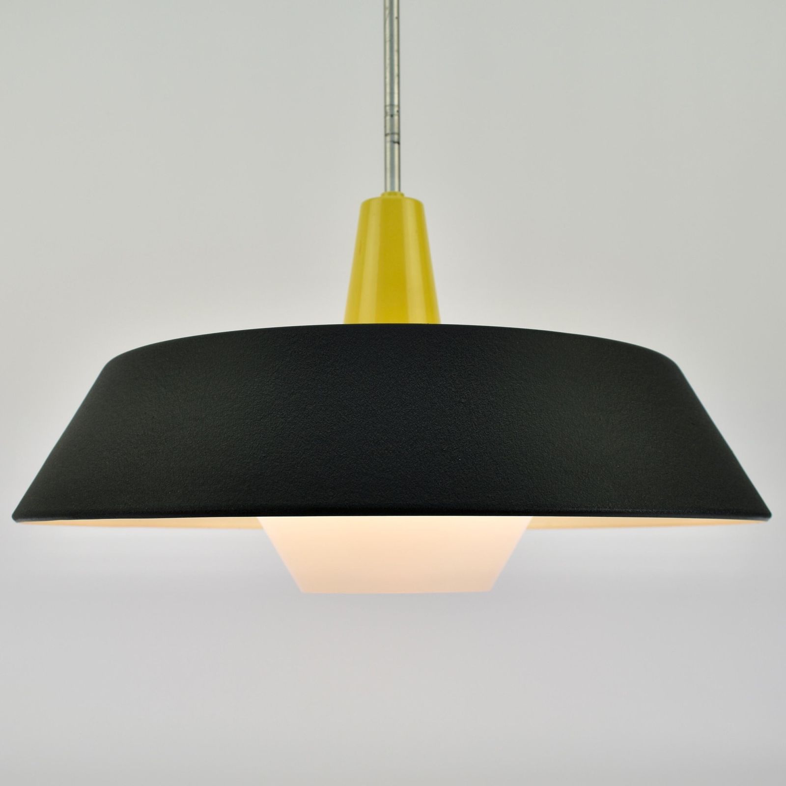 1959 Niek Hiemstra Voor Philips Model Nb23 Hanglamp Mid Century Modern | Vintage Plafondlamp Zwart Geel Louis Kalff photo furniture