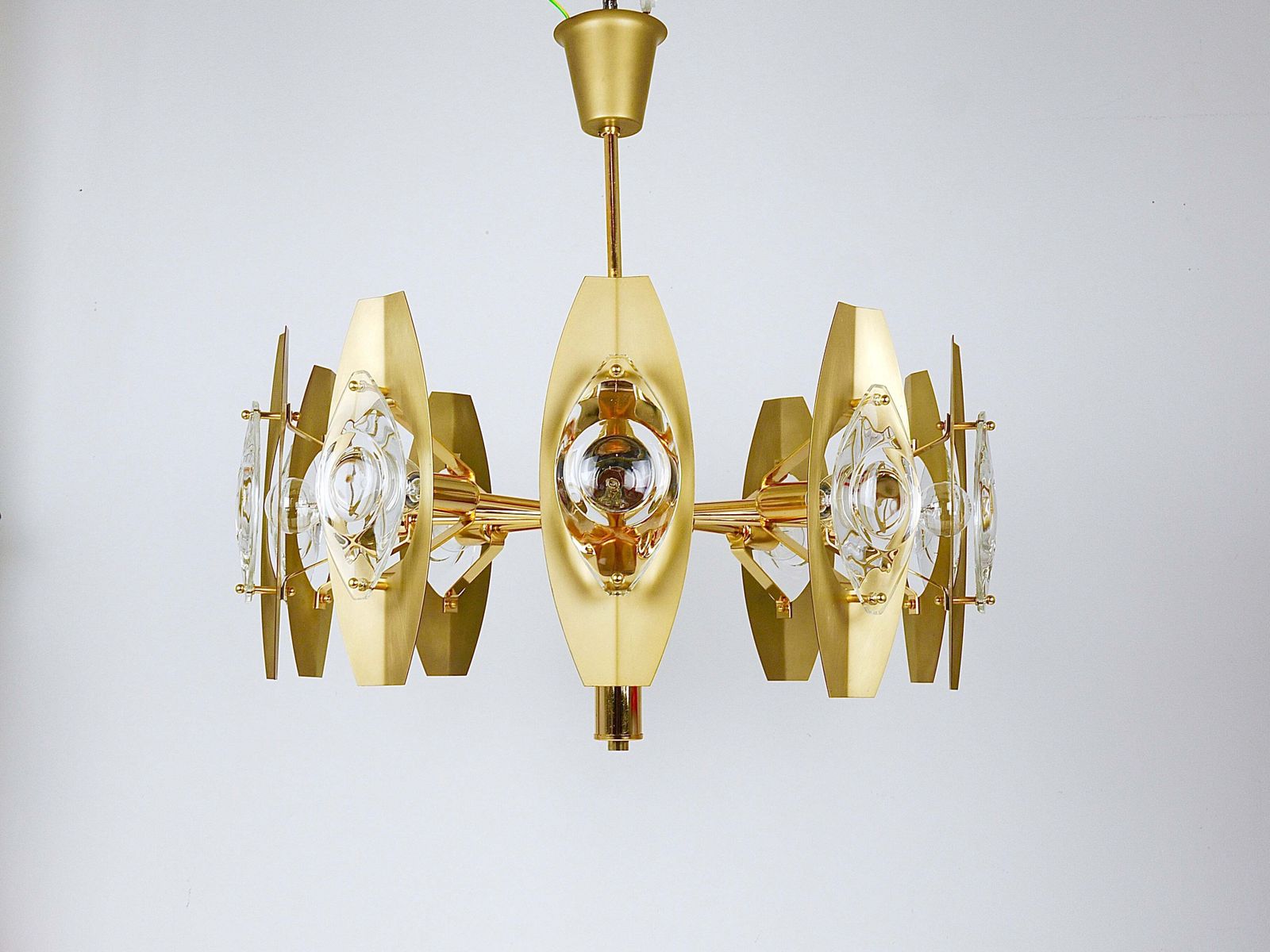 Oscar Torlasco 25“ Brass Chandelier With Optical Prism Lenses, Italy, 1970s