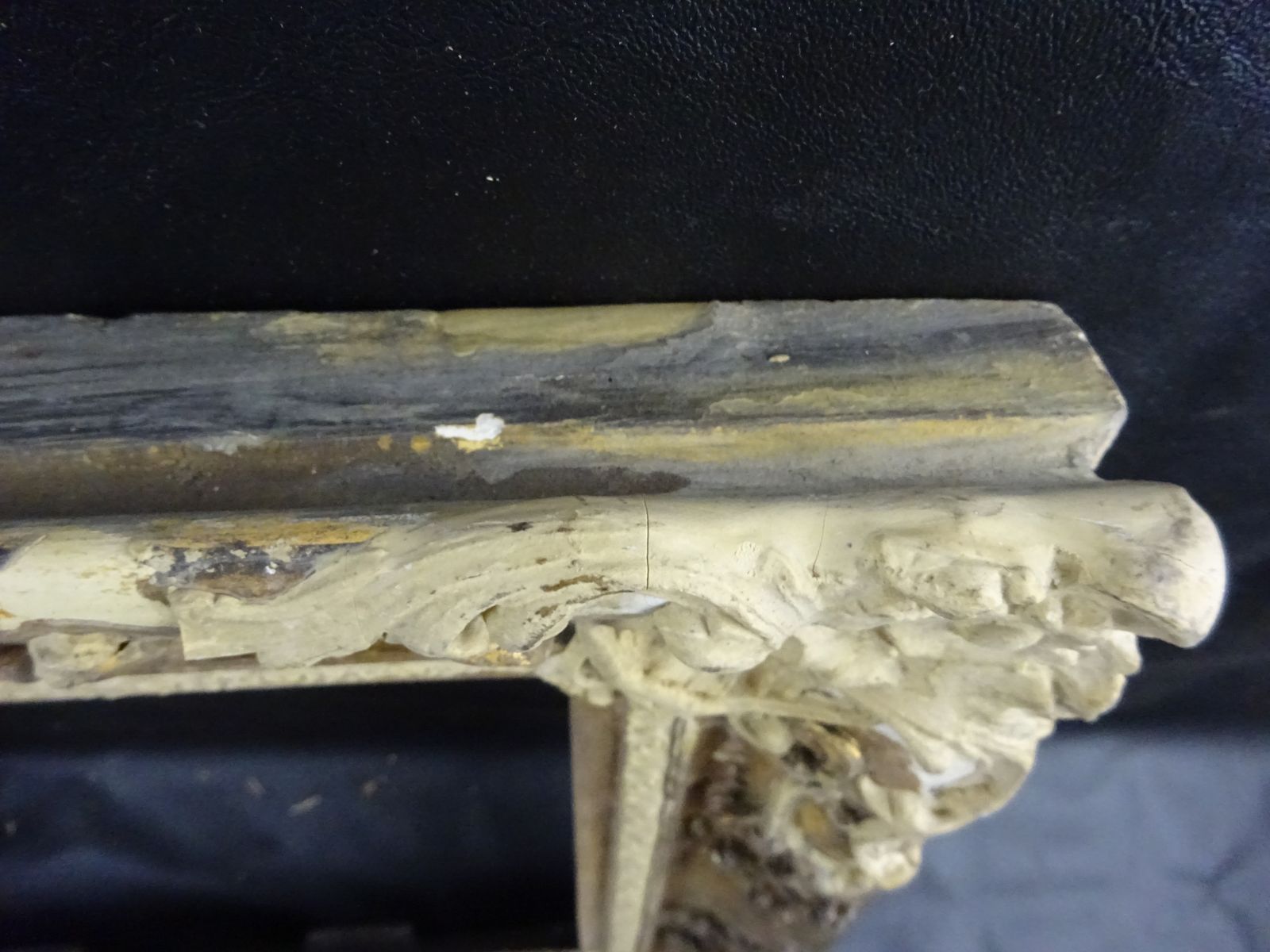 photo vinterior Victorian Gilt Gesso Frame (No Glass) As Found.