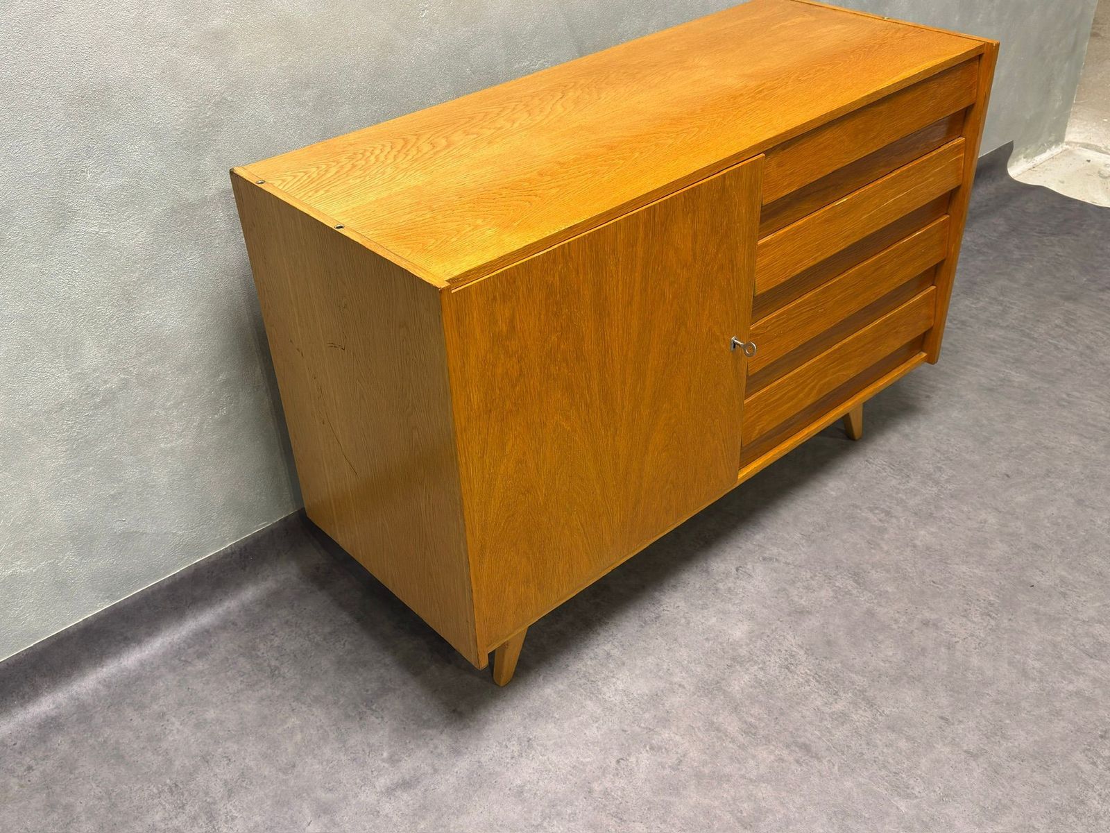 Dressoir U‑458, Tsjecho Slowakije, Jaren 1960 – Zeer Goede Staat
