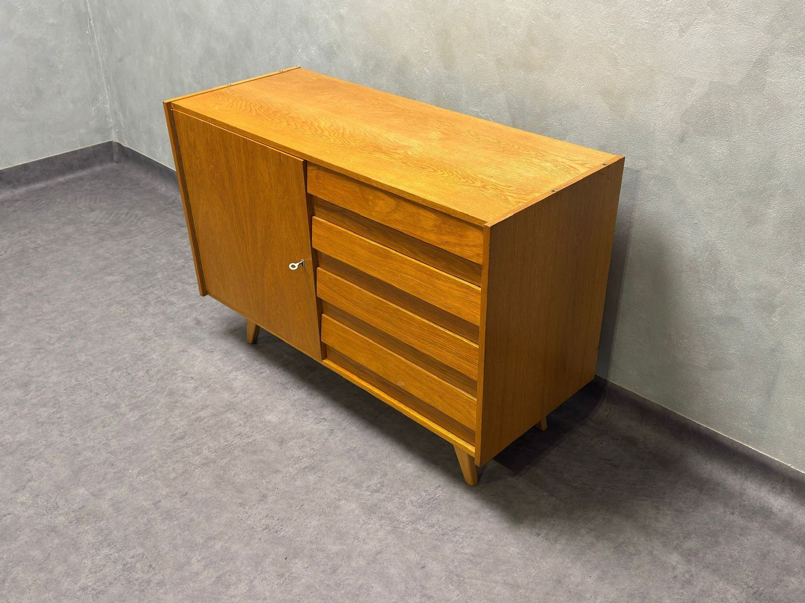 768.0 Dressoir U‑458, Tsjecho Slowakije, Jaren 1960 – Zeer Goede Staat photo