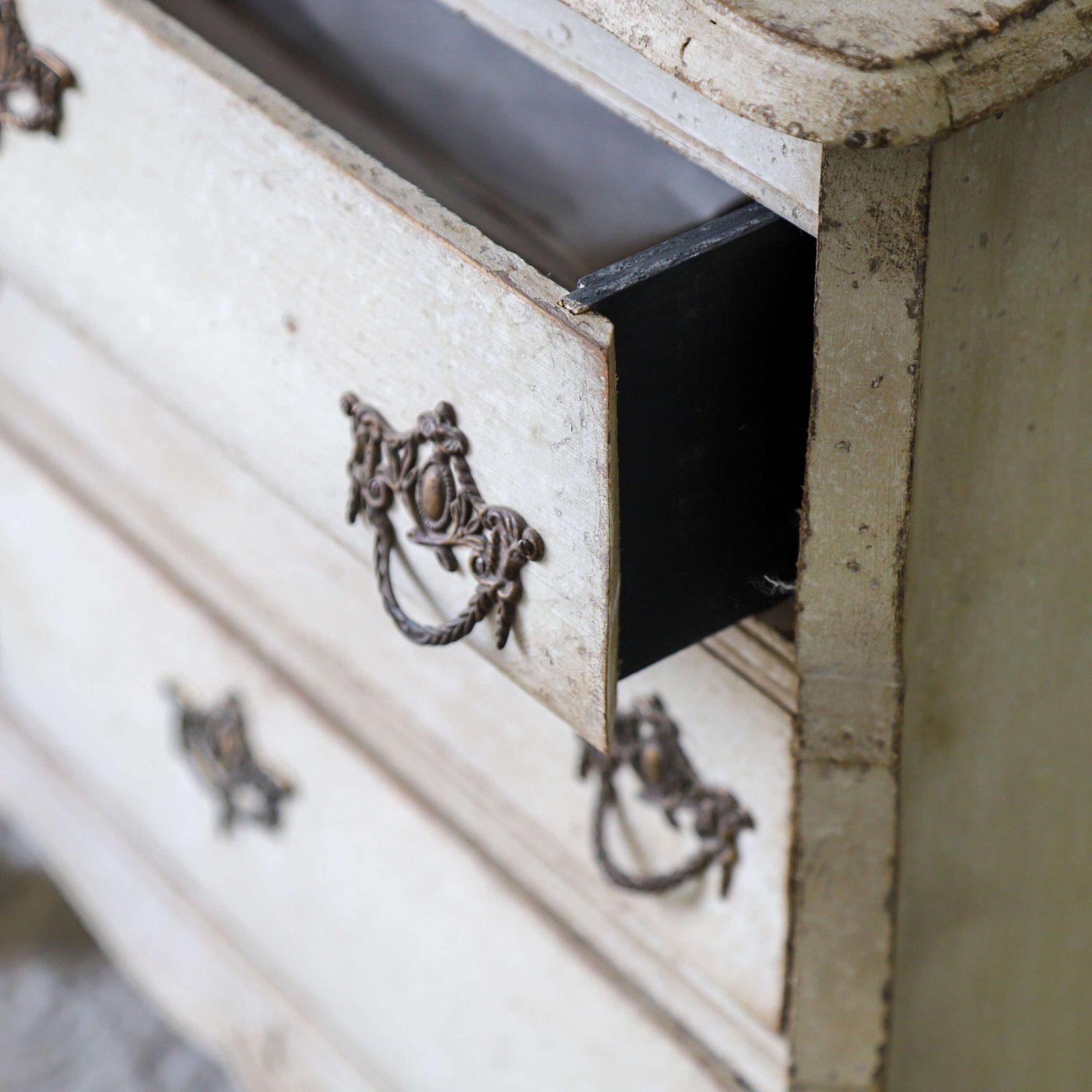Early 20th Century Dutch Painted Serpentine Chest Of Drawers photo vinterior