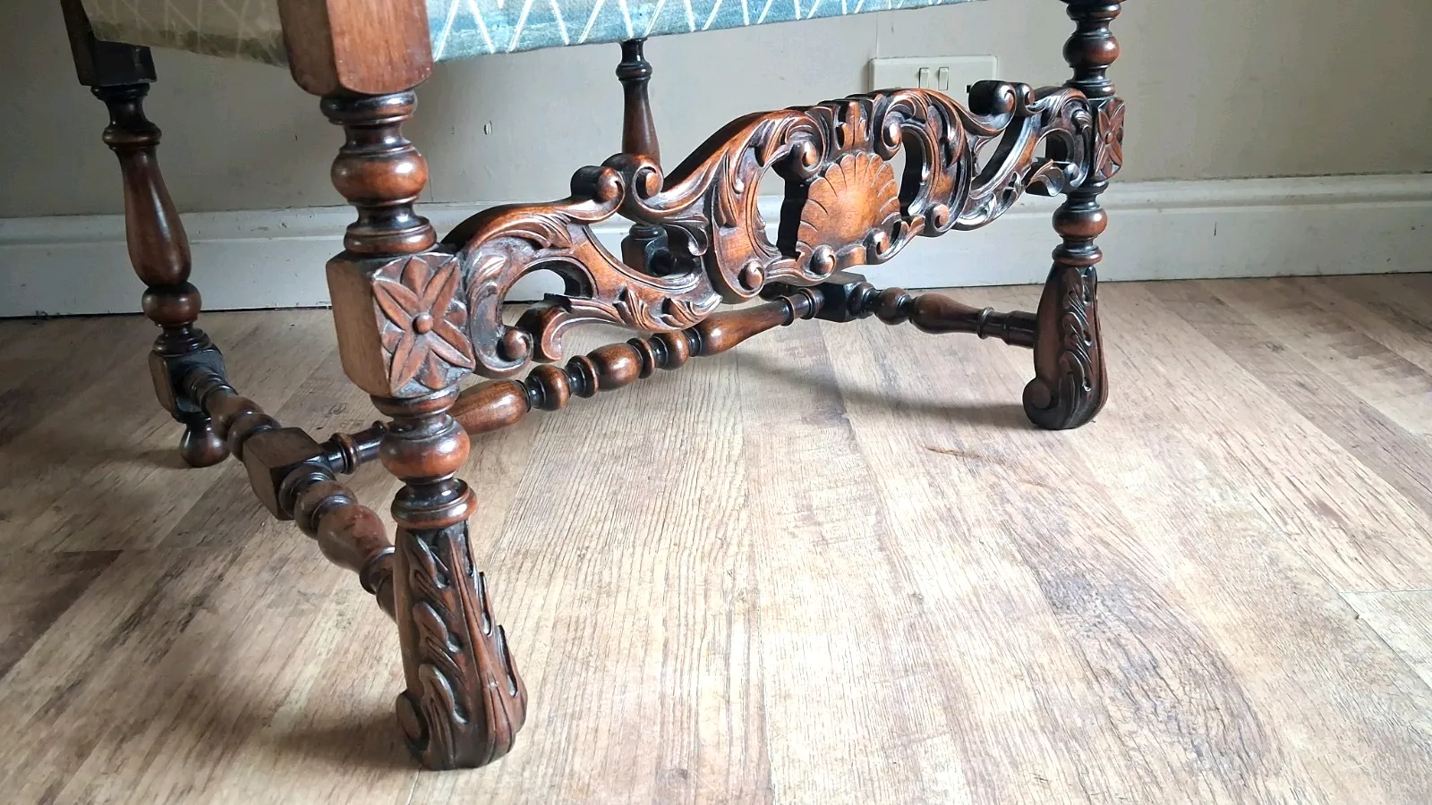 Superb French 19th Century Walnut Baroque Carved Armchair photo vinterior
