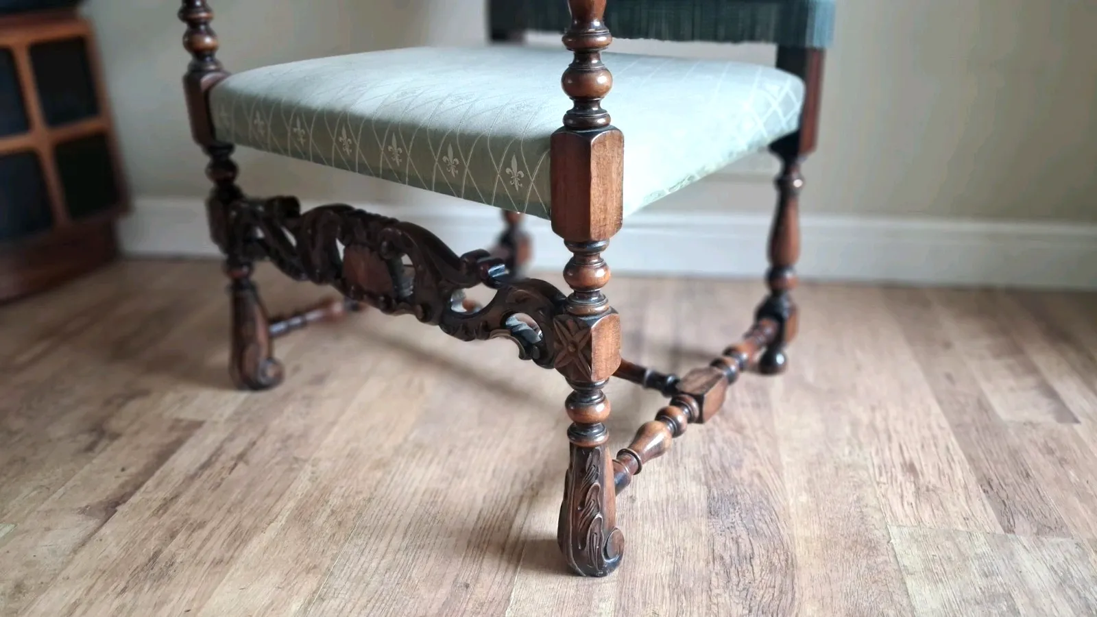 photo vinterior Superb French 19th Century Walnut Baroque Carved Armchair