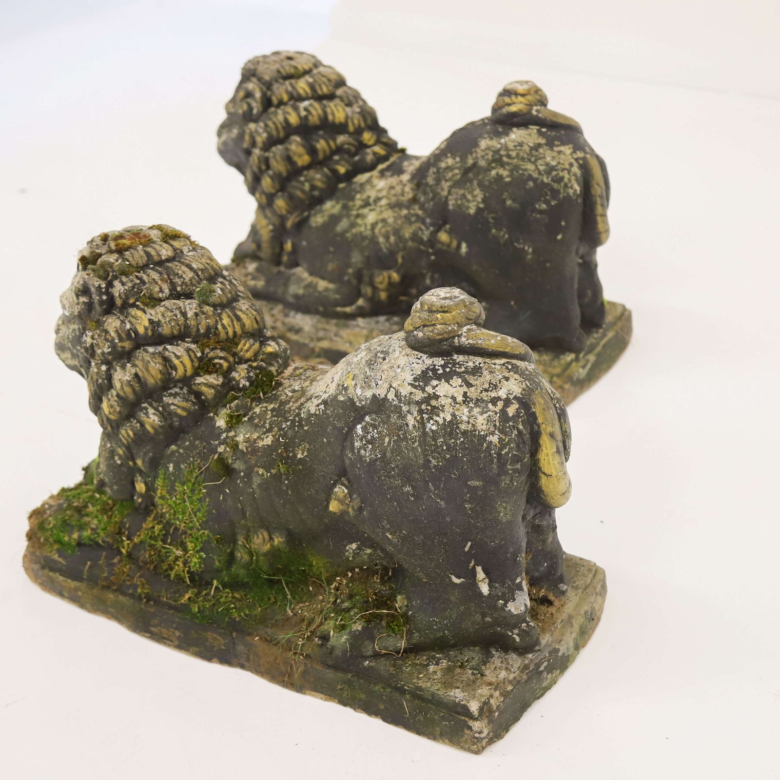 photo furniture Pair Of Decorative Garden Ornament Lions With Rams Heads In Old Paint