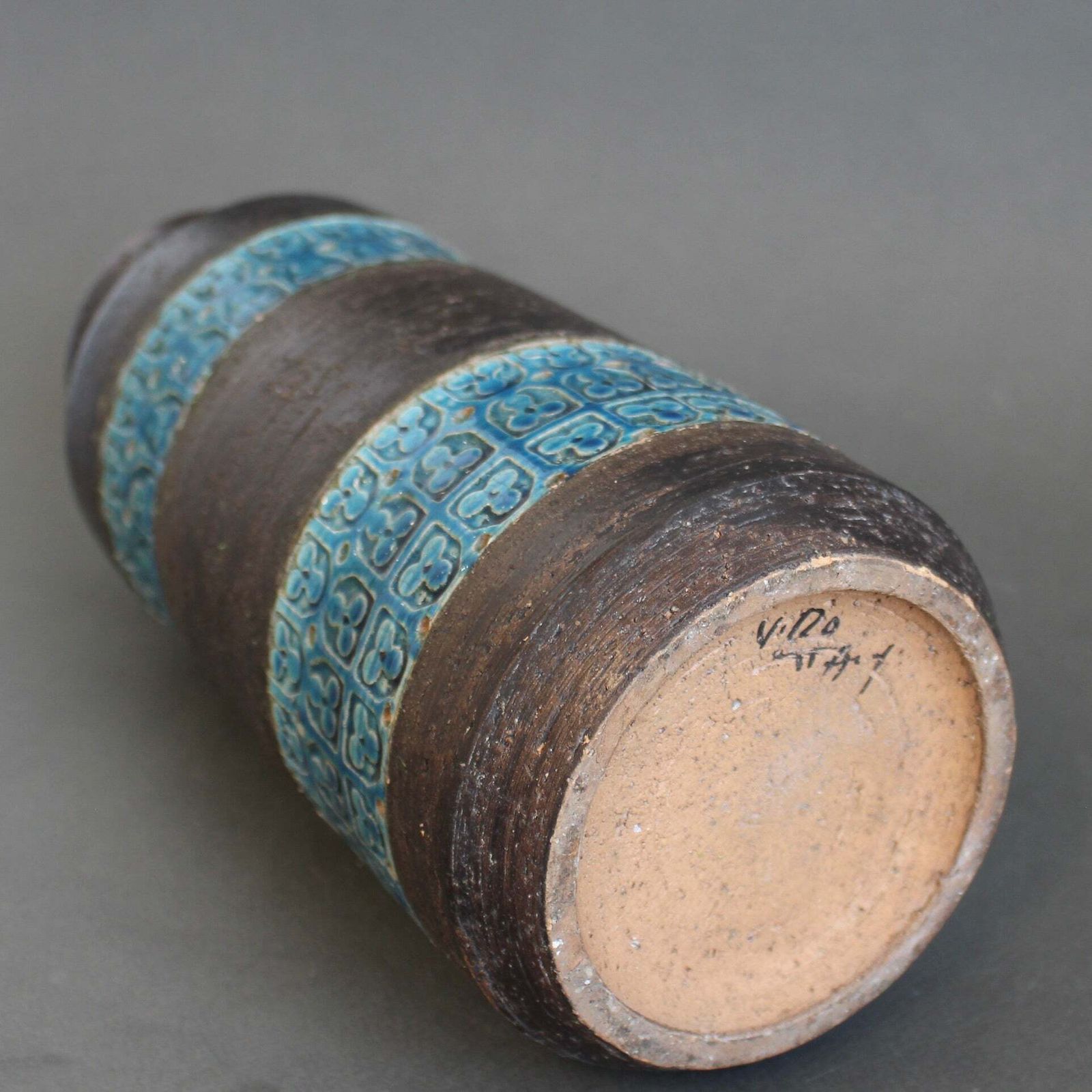photo vintage Mid Century Italian Ceramic Trifoglio Range Vase By Aldo Londi For Bitossi (1964)