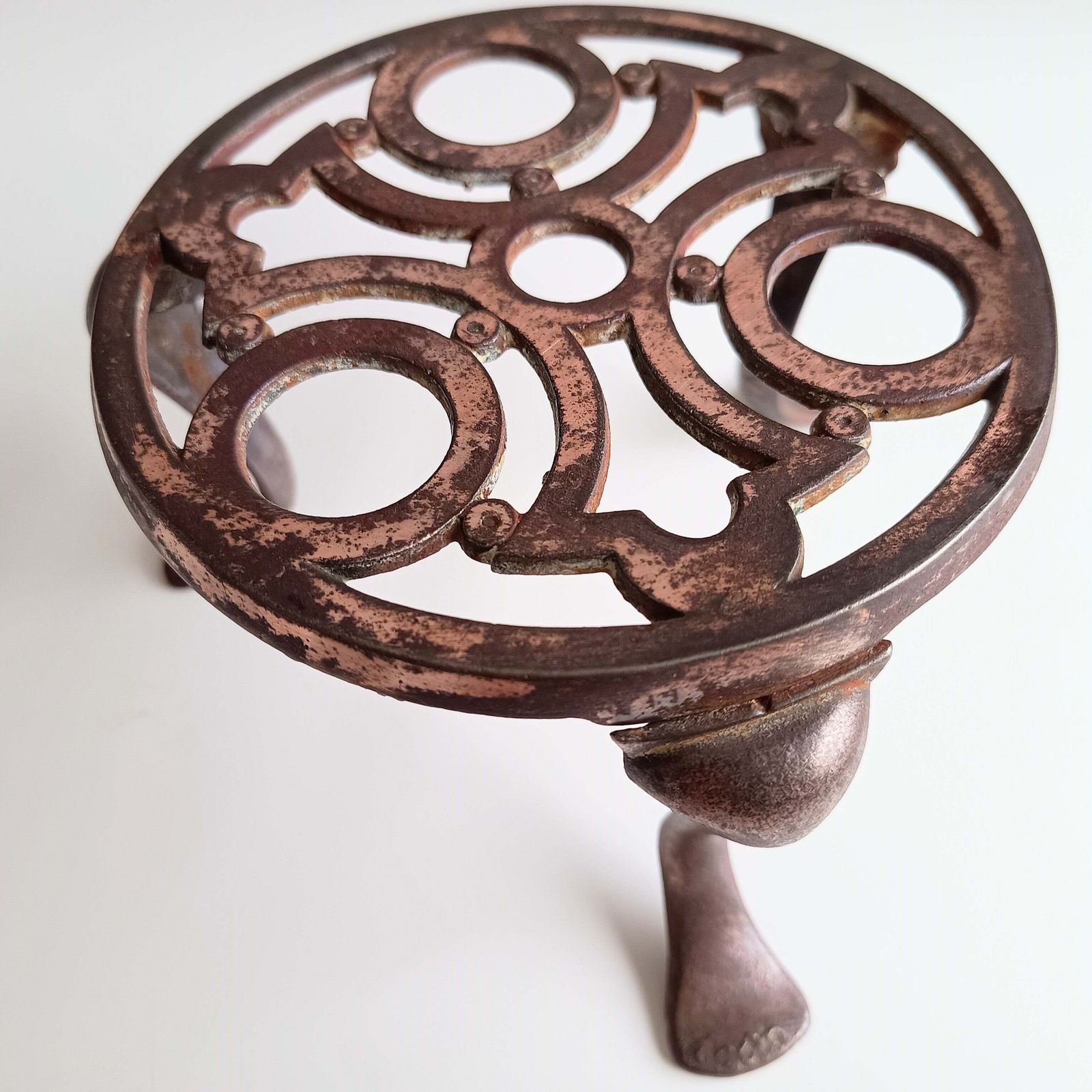 Antique English Art Nouveau Cast Iron Trivet, Registered Design 430938 For 1906 On Three Bound Legs photo for sale