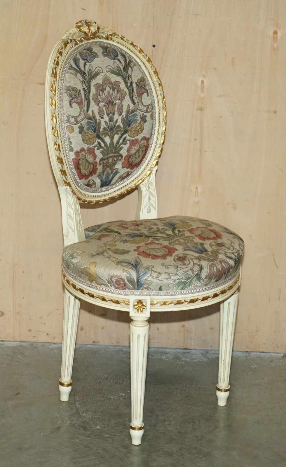 photo vintage Four Stunning Antique Gold & Silver Leaf Embroidered French Louis Dining Chairs