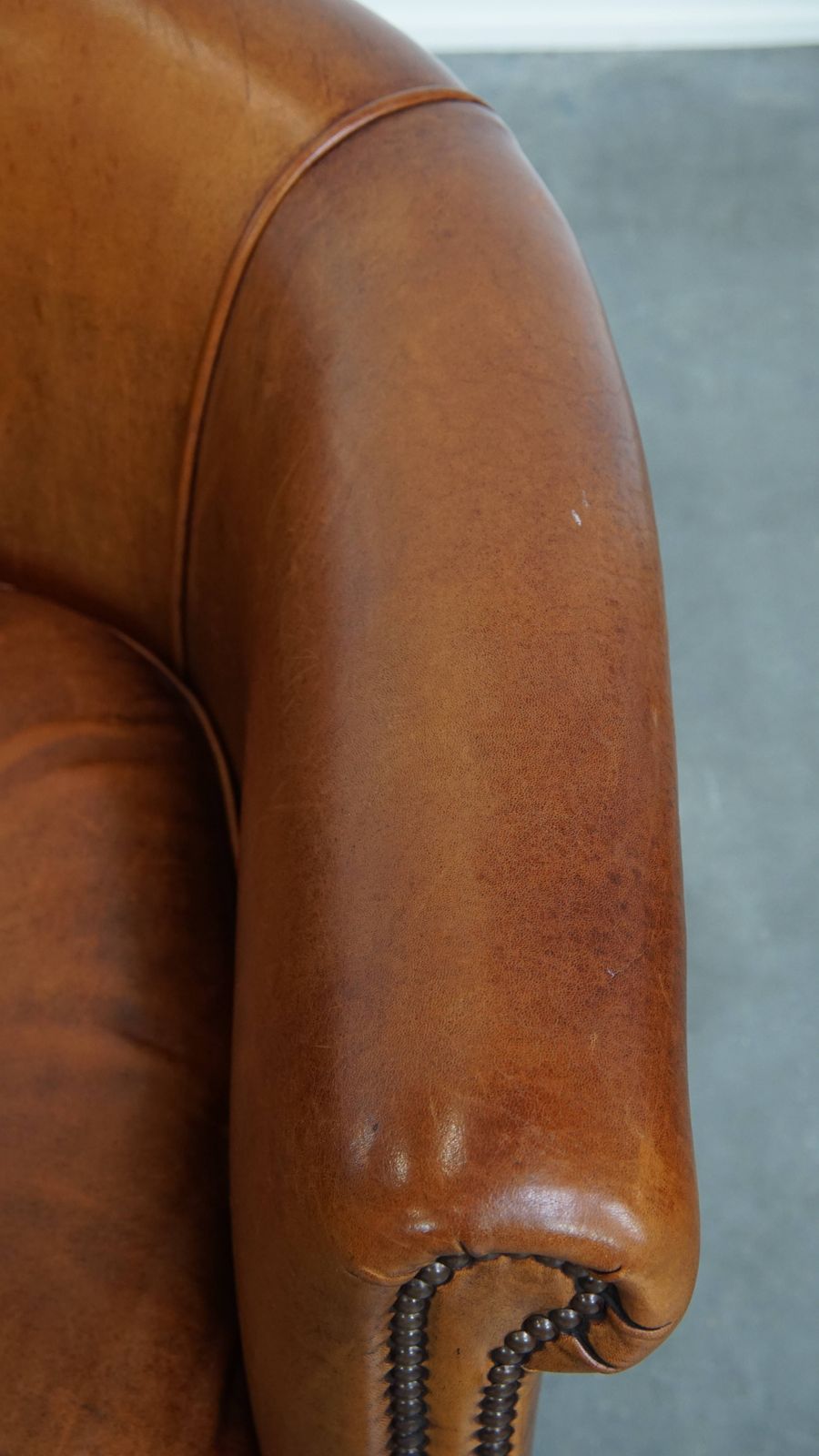 photo furniture Mooie, Comfortabele Schapenvacht Club Fauteuil In Goede Staat Met Een Mooie Patina.