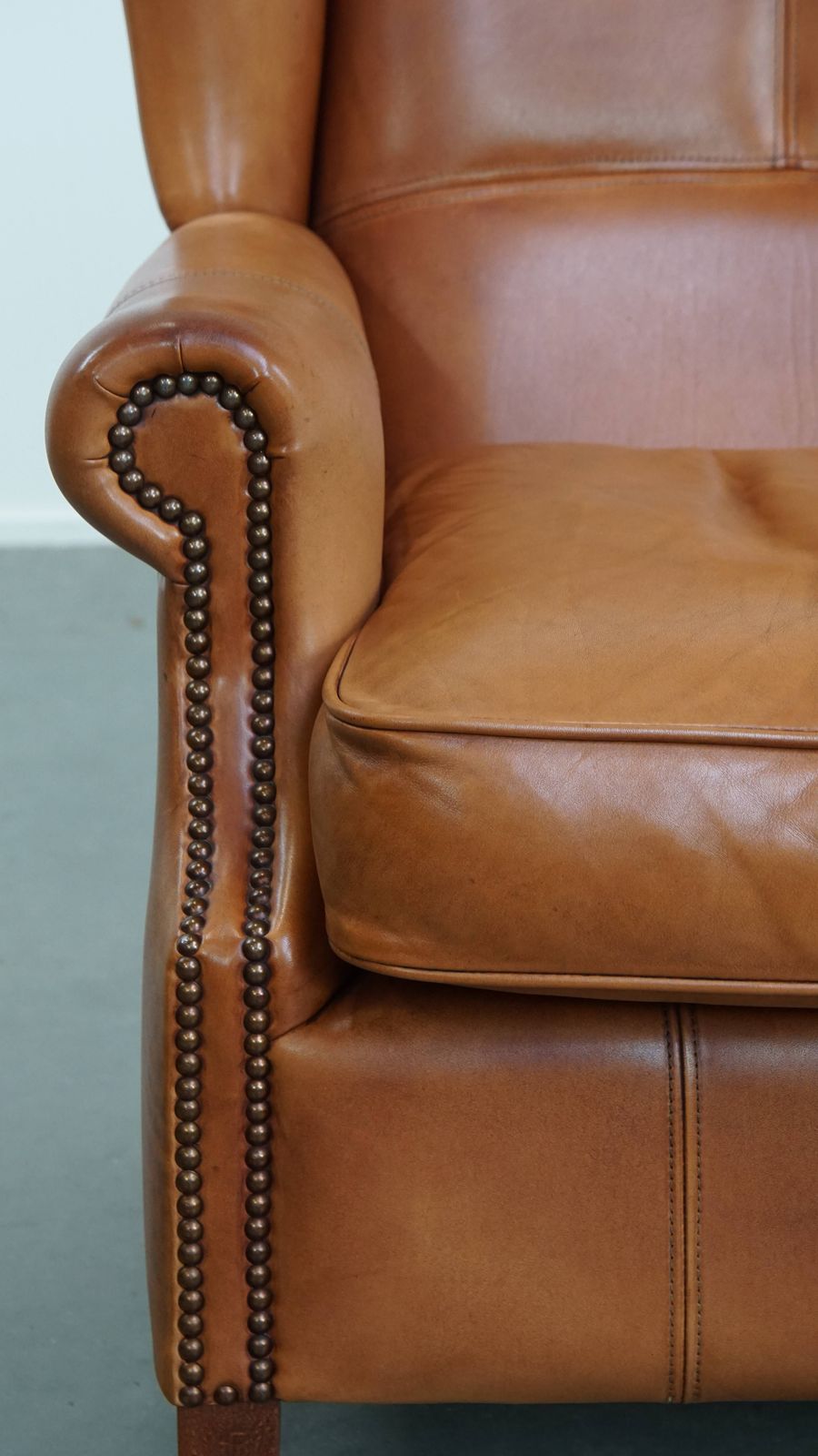 Unieke En Comfortabele Wingchair Van Koeienhuidleer Met Decoratieve Sierspijkers En Fraaie Details photo buy