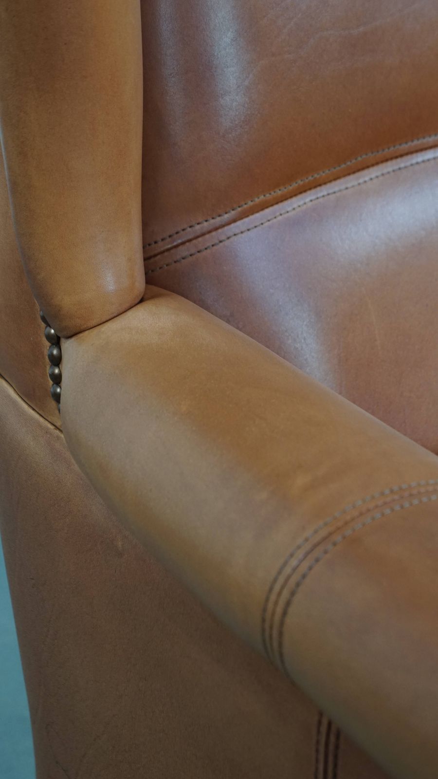 968.0 Unieke En Comfortabele Wingchair Van Koeienhuidleer Met Decoratieve Sierspijkers En Fraaie Details photo