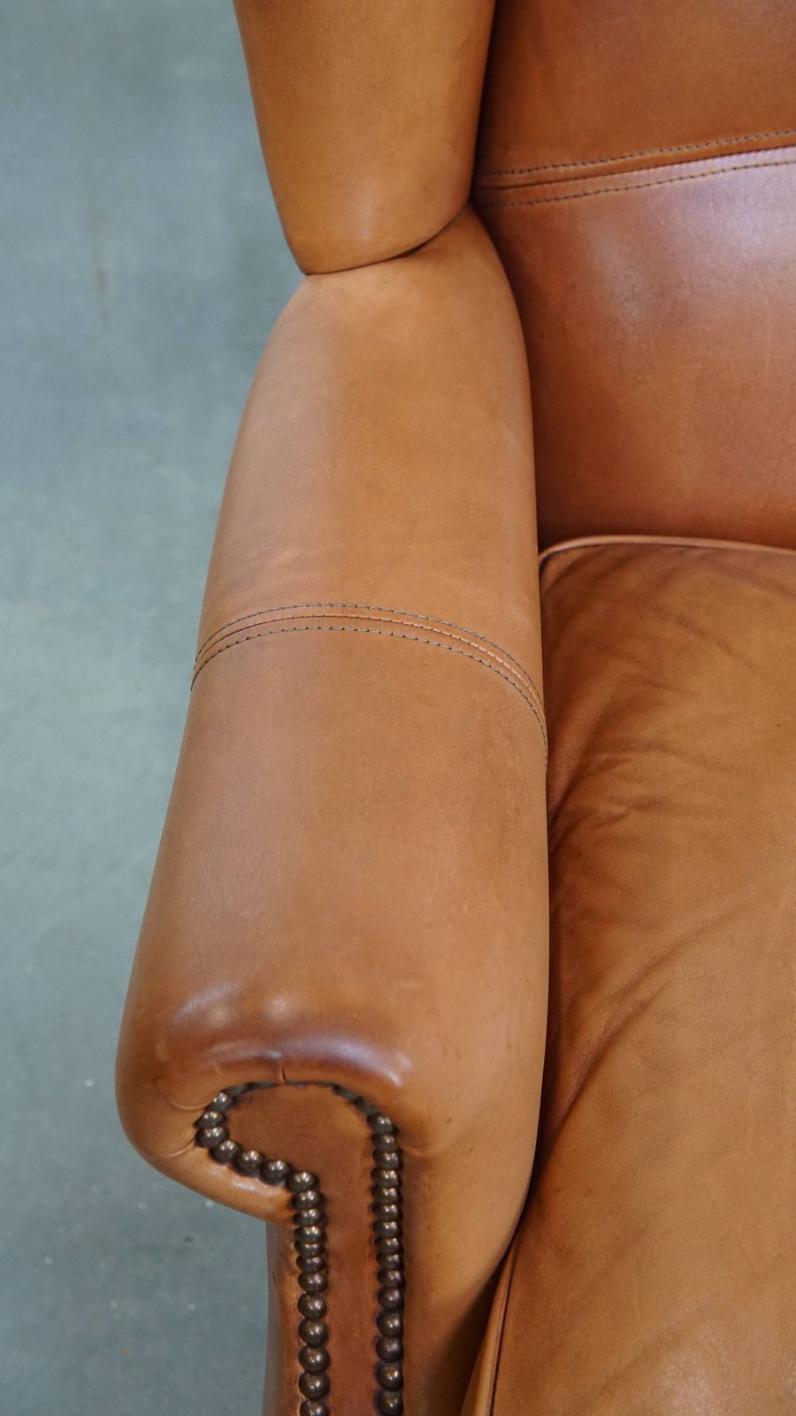 Klassieke Set Van 2 Koehuidenleren Wingback Fauteuils Met Decoratieve Nagels En Verfijnde Details photo buy
