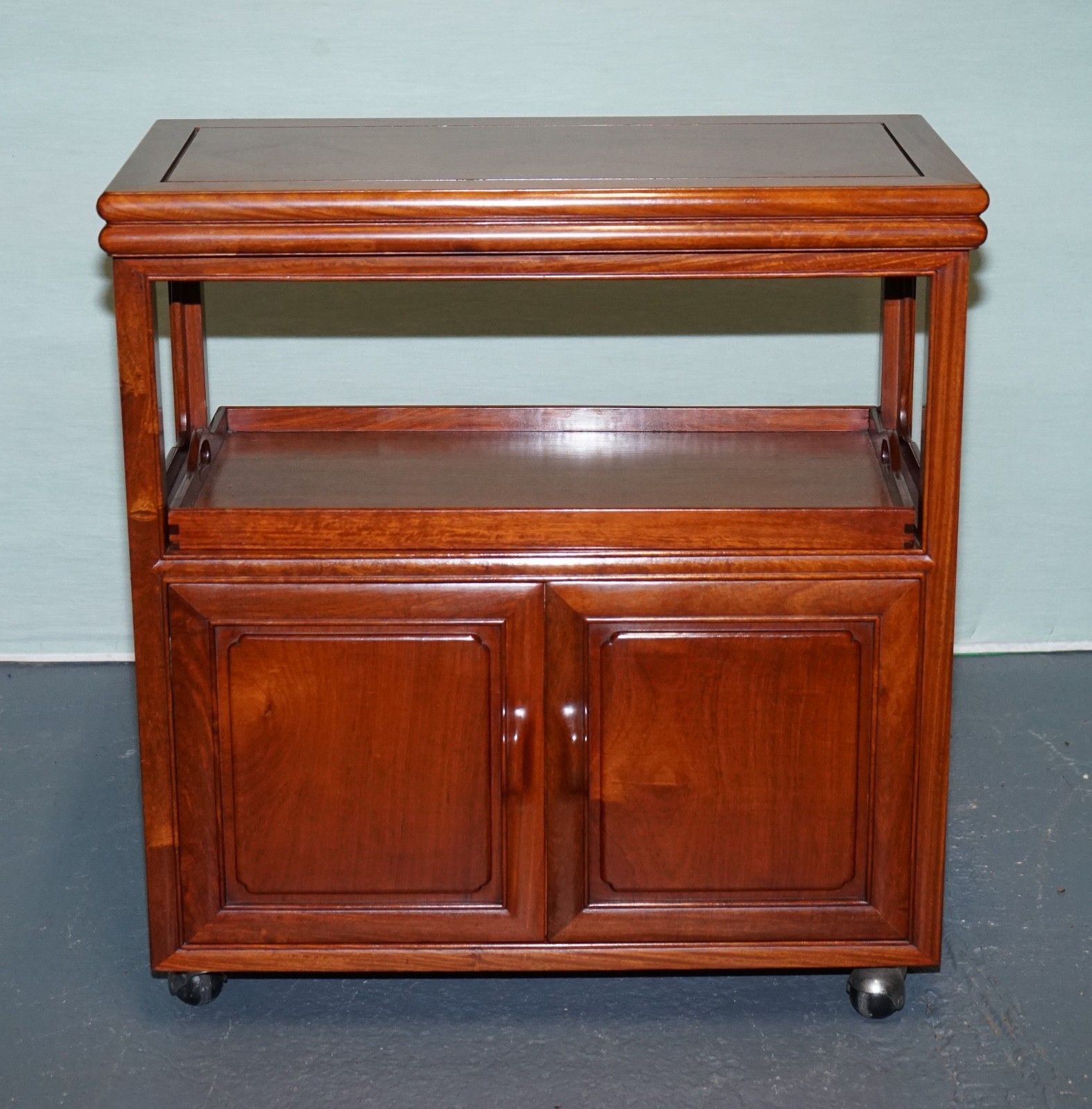 photo vinterior Vintage Oriental Chinese Rolling Bar Cabinet Mid Century Tea Or Liquor Cart