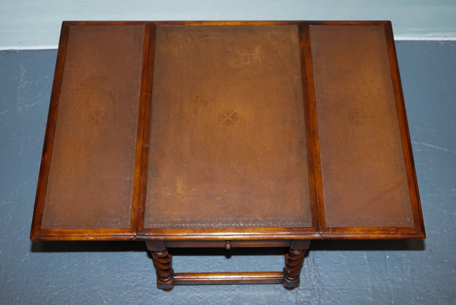 photo furniture Elegant Theodore Alexander Drop Leaf Barley Twist Table With Leather Top