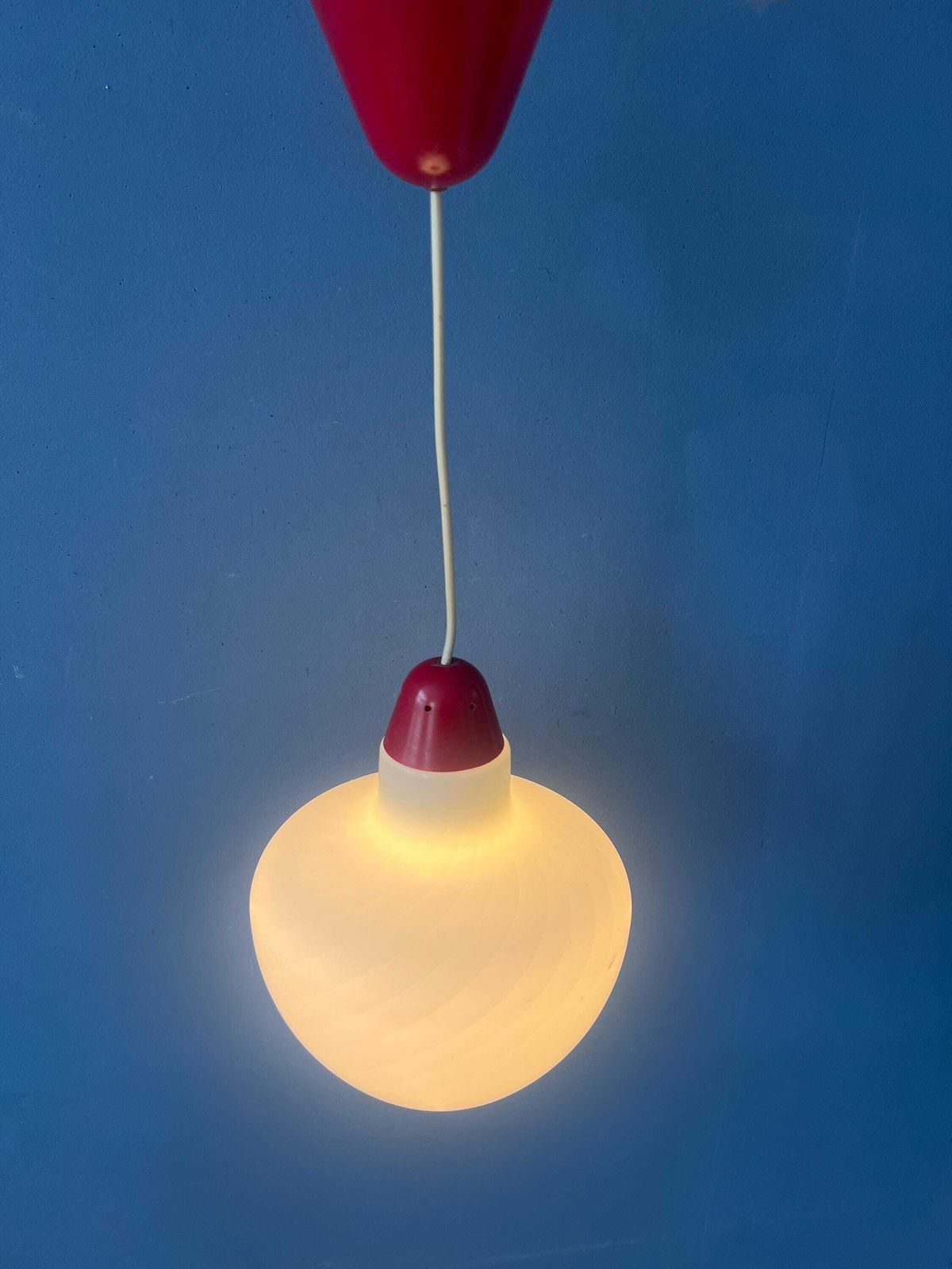 Mid Century Melkglazen Hanglamp Met Rode Bovenkant En Plafondkap photo furniture