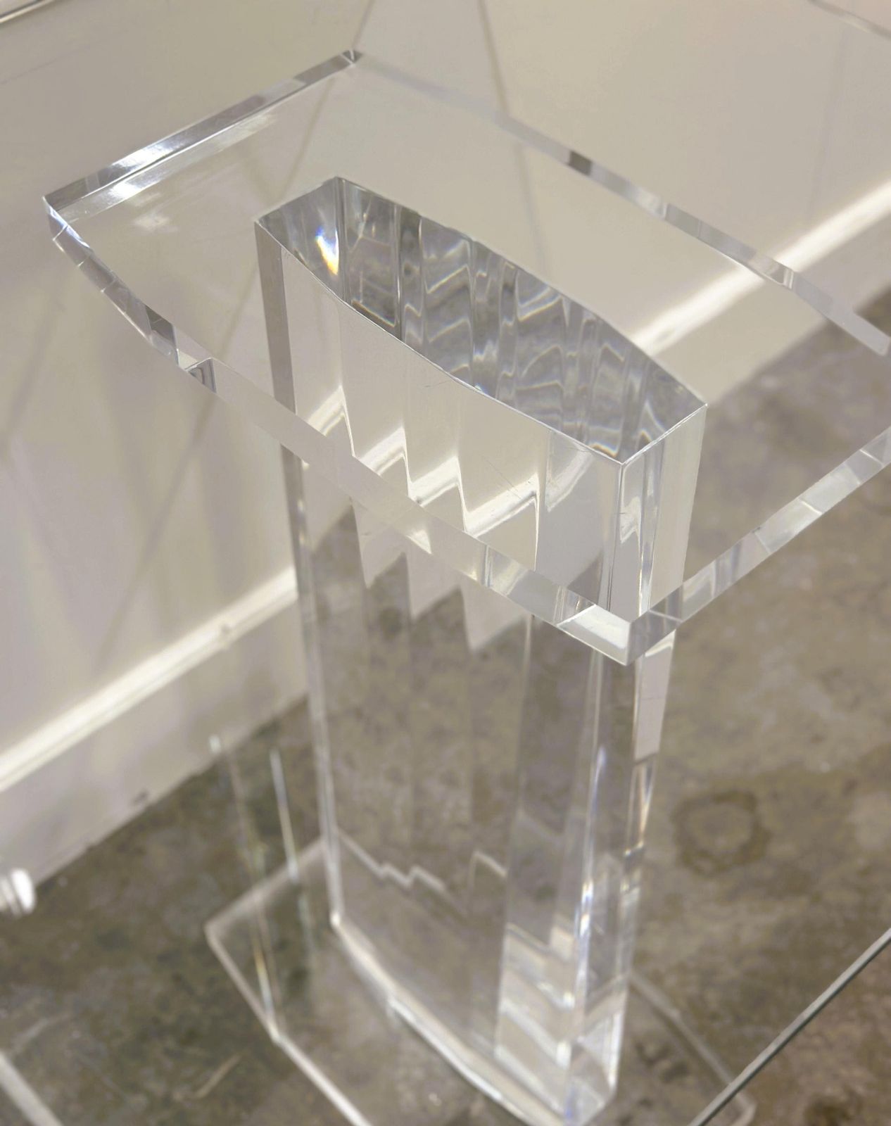 Italiaanse Lucite En Glazen Console Of Bureau Uit De Jaren 1980 — Sculpturaal Minimalistisch Ontwerp In Transparante Uitvoering photo furniture