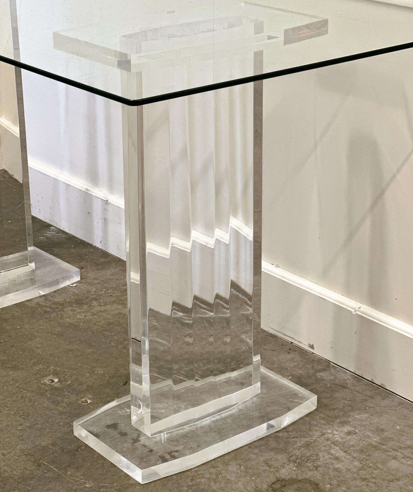 Italiaanse Lucite En Glazen Console Of Bureau Uit De Jaren 1980 — Sculpturaal Minimalistisch Ontwerp In Transparante Uitvoering photo vinterior