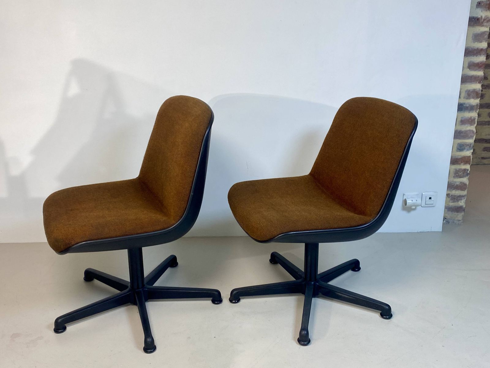 Furniture Pair Of Comforto Armchairs From The 1970s. photo