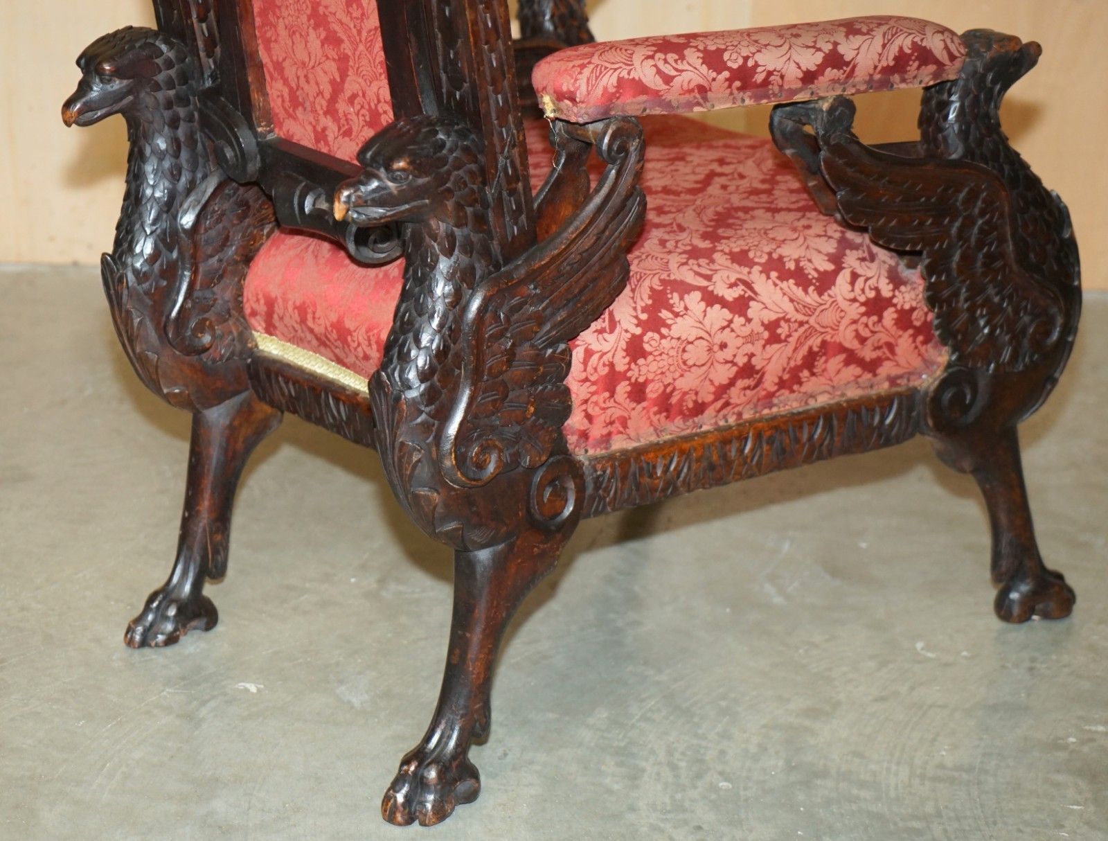 photo vintage Hand Carved Antique French Empire Griffin Armorial Crest Coat Of Arms Armchair
