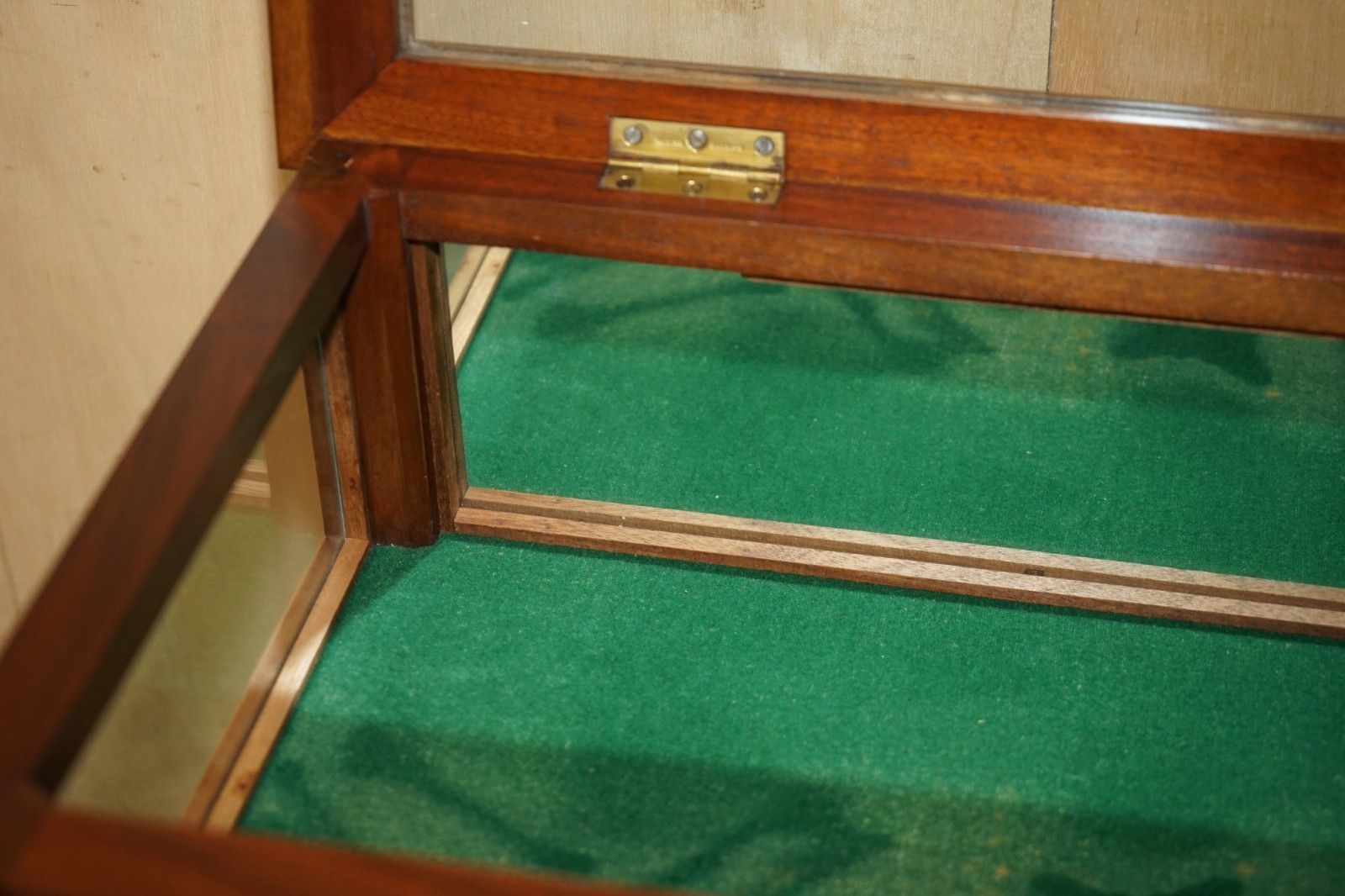 photo vinterior Antique Edwardian Mahogany Glass Display Case Side End Table For Trinkets Etc