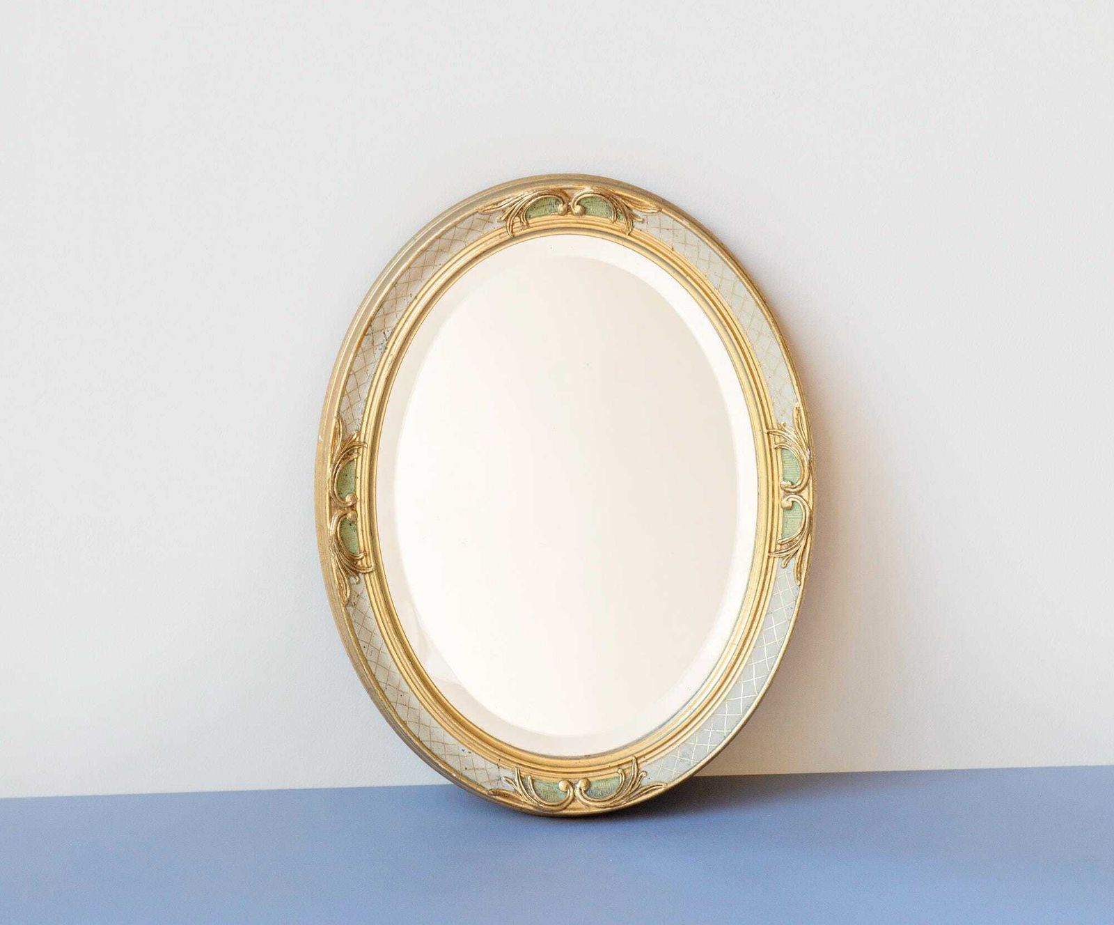 Ovale Vergulde Spiegel Met Geslepen Glas, Decoratieve Nederlandse Spiegel, Kleine Barokke Wandspiegel, Jaren 1950 Ontwerp