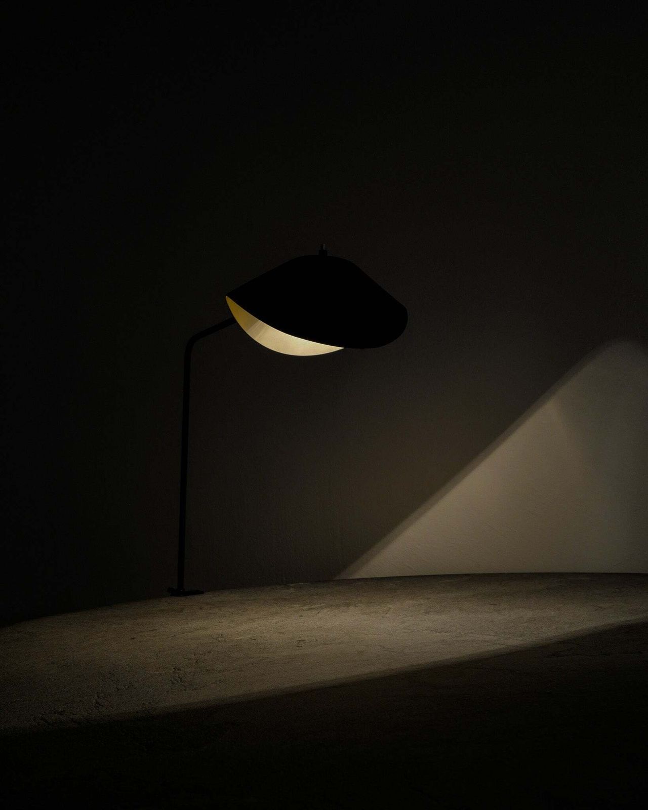Original French Mid Century Black Agrafée Desk Clip Lamp Serge Mouille, 1950s photo vinterior