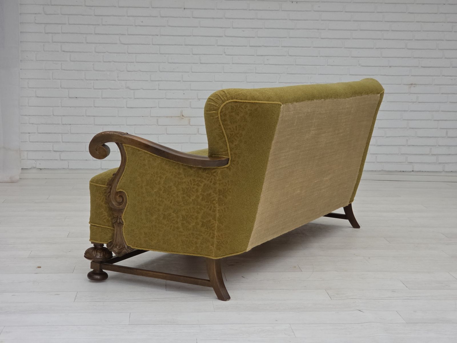 photo vintage 1960s, 3 Seater Danish Sofa, Green Cotton/Wool Furniture Fabric, Solid Oak Wood.