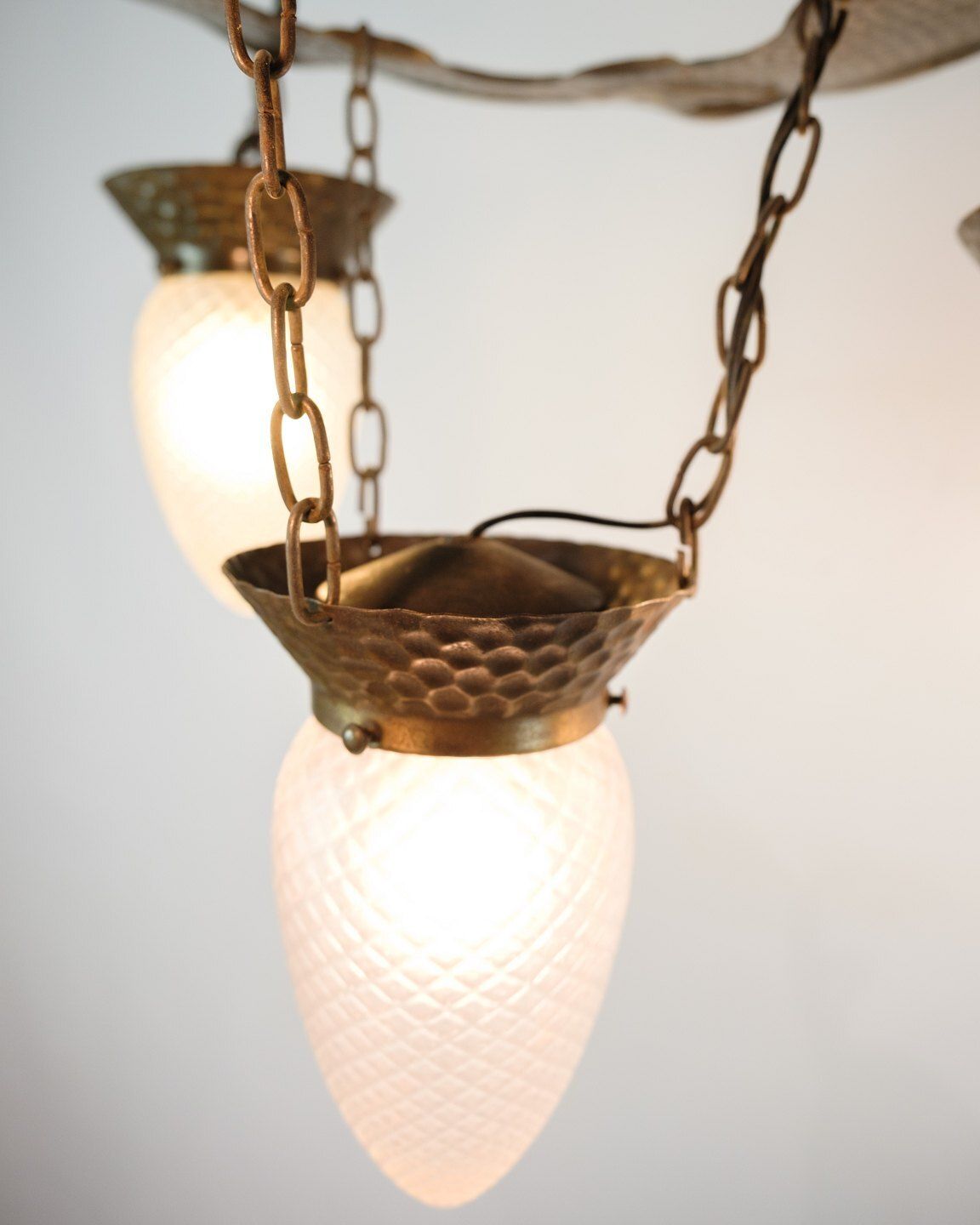 Chandelier – 4 Arms – Patinated Hammered Brass & Teardrop Glass – Jugendstil – 1920s photo vinterior