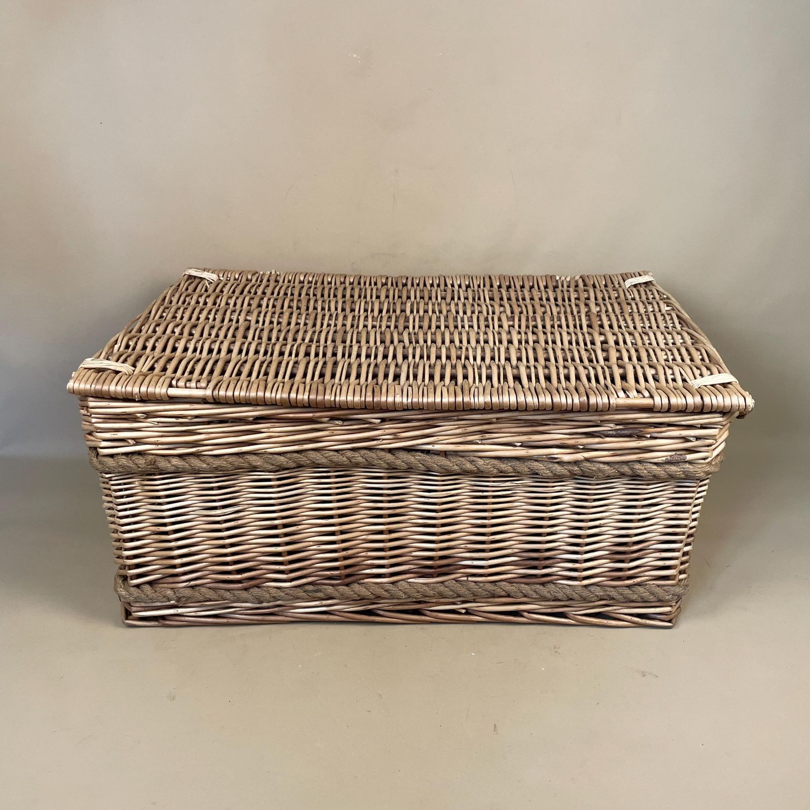 Vintage Rectangle Basket Woven Wicker Brown Storage Brown Cottage Farmhouse Toy Lidded Picnic Lid Rope Detail Antique Toys Log Logs Hamper photo 79.0