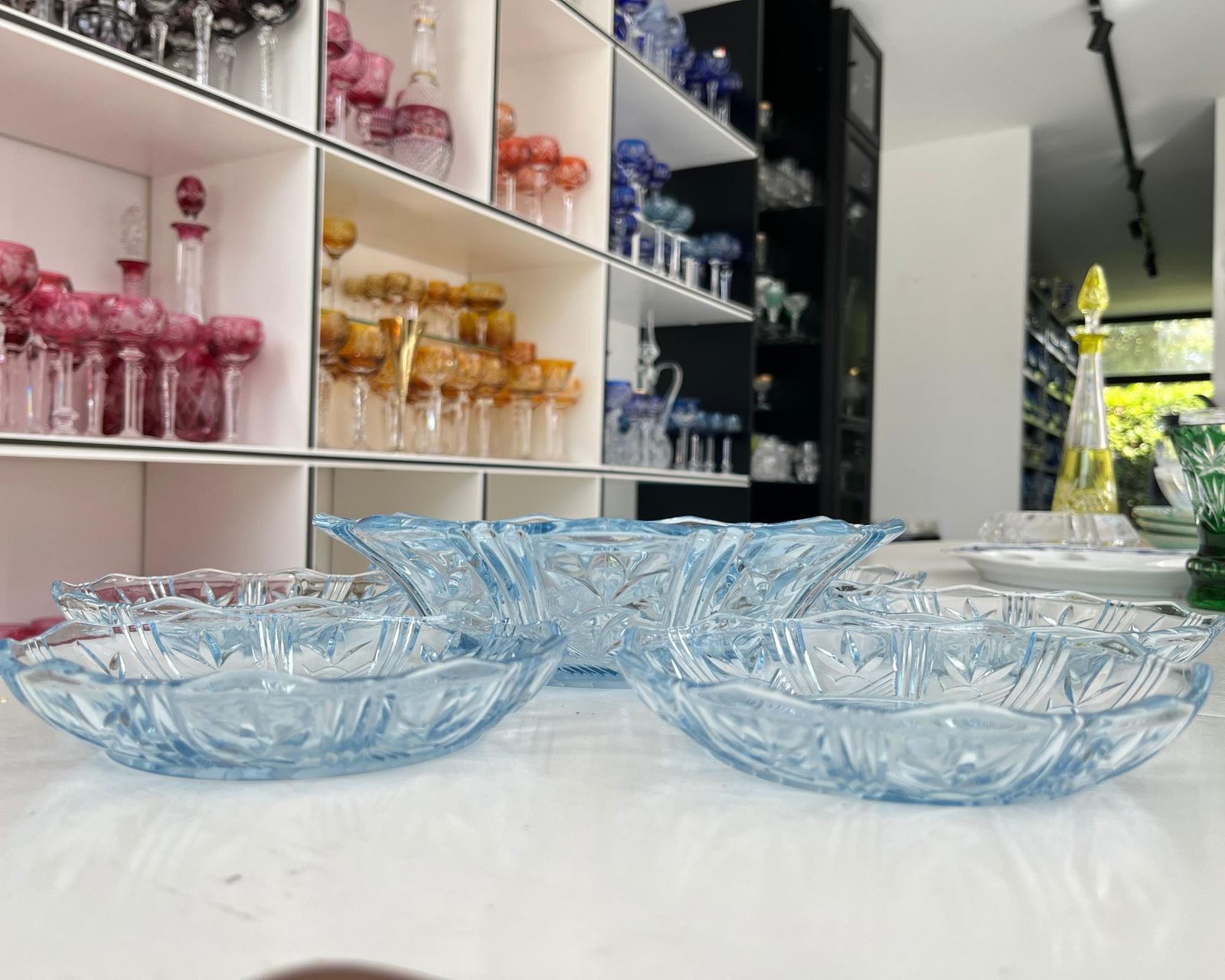 Vintage Blauwe Dessertborden | 7 | Vogelmotief Glas Met Luchtbelletjes photo furniture
