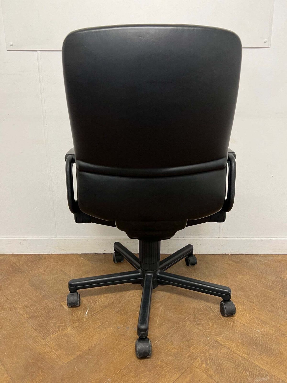 A Set Of 4 Interstuhl Black Leather Swivel Meeting Chairs (1980's/1990's) photo 600.0