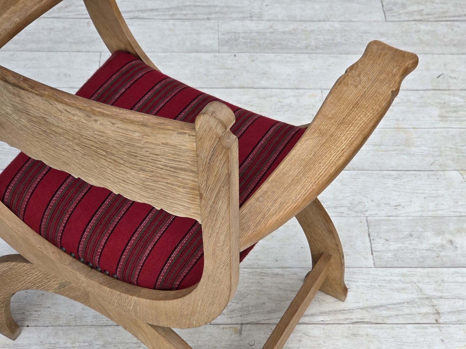 photo vinterior 1970s, Danish Armchair, Original Red Furniture Wool, Solid Oak Wood.