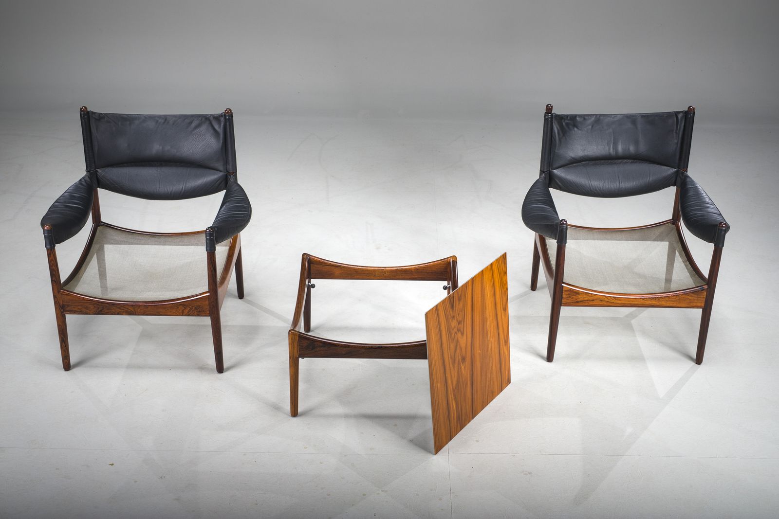 photo vintage Mid Century Modern Danish Armchairs And Coffee Table By Kristian Vedel For Sören Willadsen, 1960s, Set Of 3