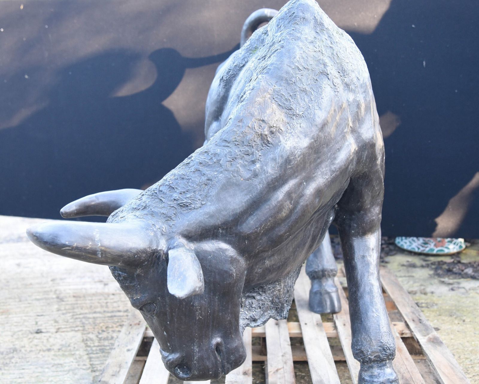 photo furniture Giant Bronze Bull Statue   Bullock Garden Animals