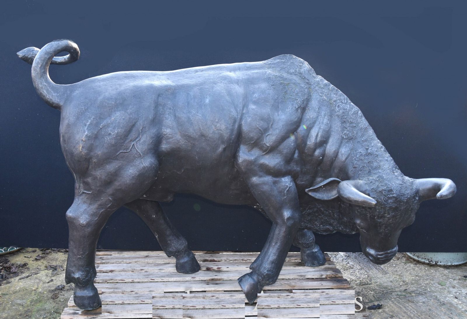 photo for sale Giant Bronze Bull Statue   Bullock Garden Animals